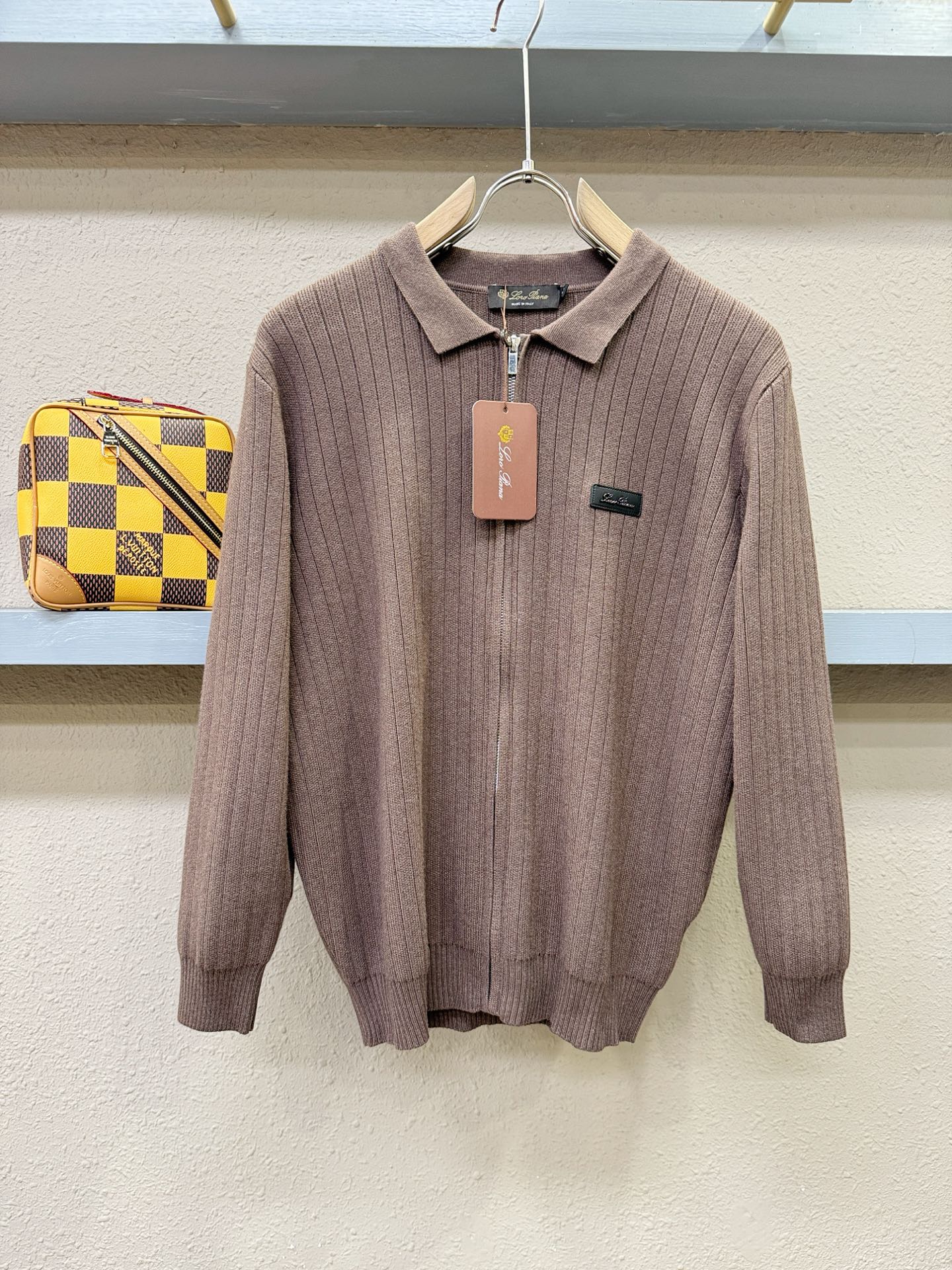 Loro Piana诺悠翩雅 新品爆款 2025秋冬新品拉链羊毛毛衣 胸前品牌Golo设计，经典简约大气