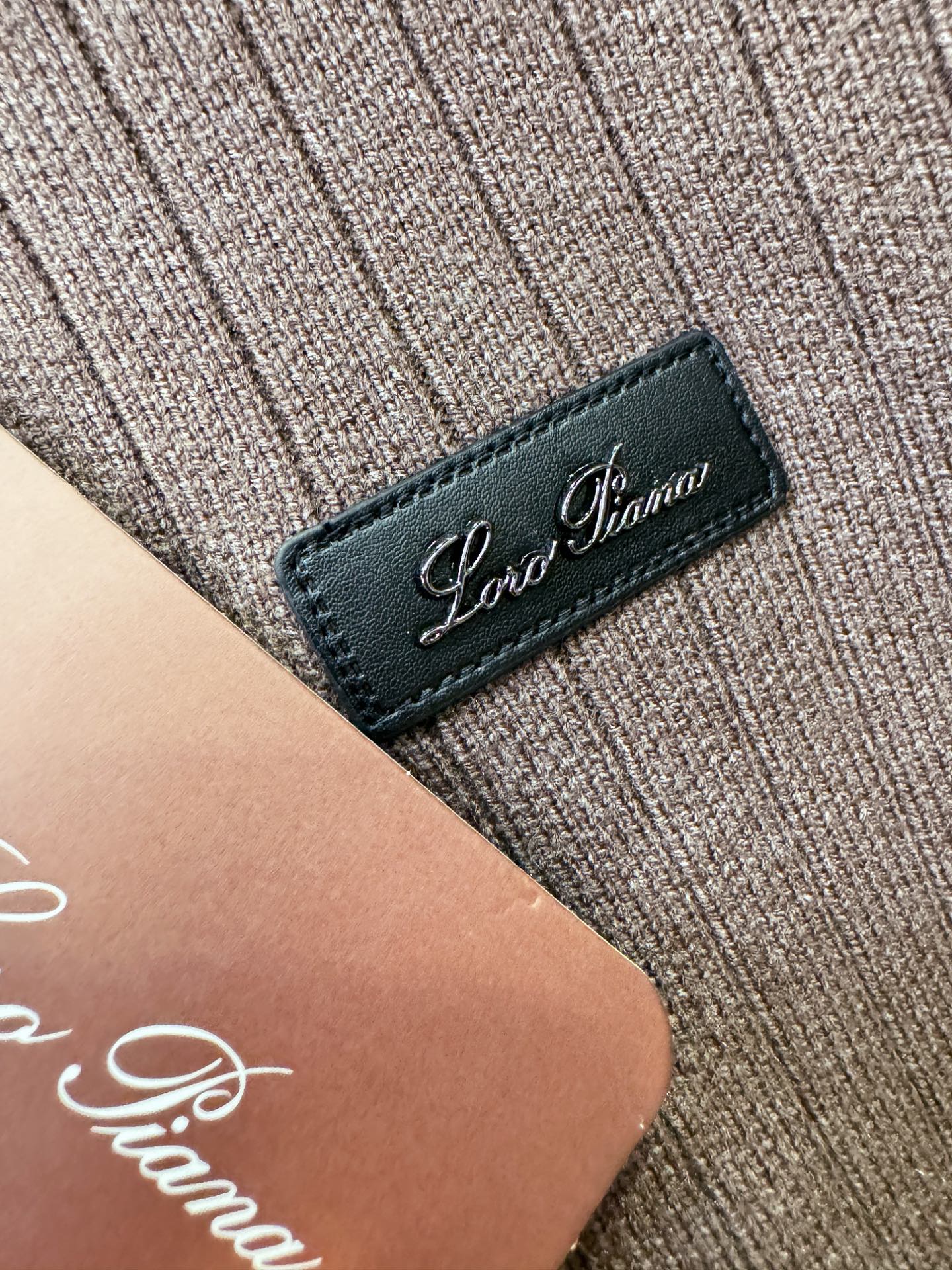 Loro Piana诺悠翩雅 新品爆款 2025秋冬新品拉链羊毛毛衣 胸前品牌Golo设计，经典简约大气