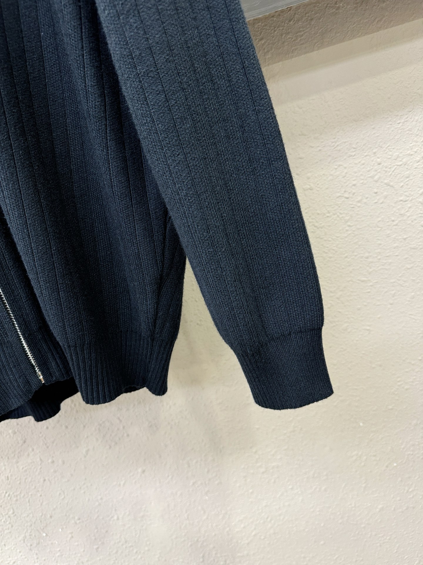 Loro Piana诺悠翩雅 新品爆款 2025秋冬新品拉链羊毛毛衣 胸前品牌Golo设计，经典简约大气