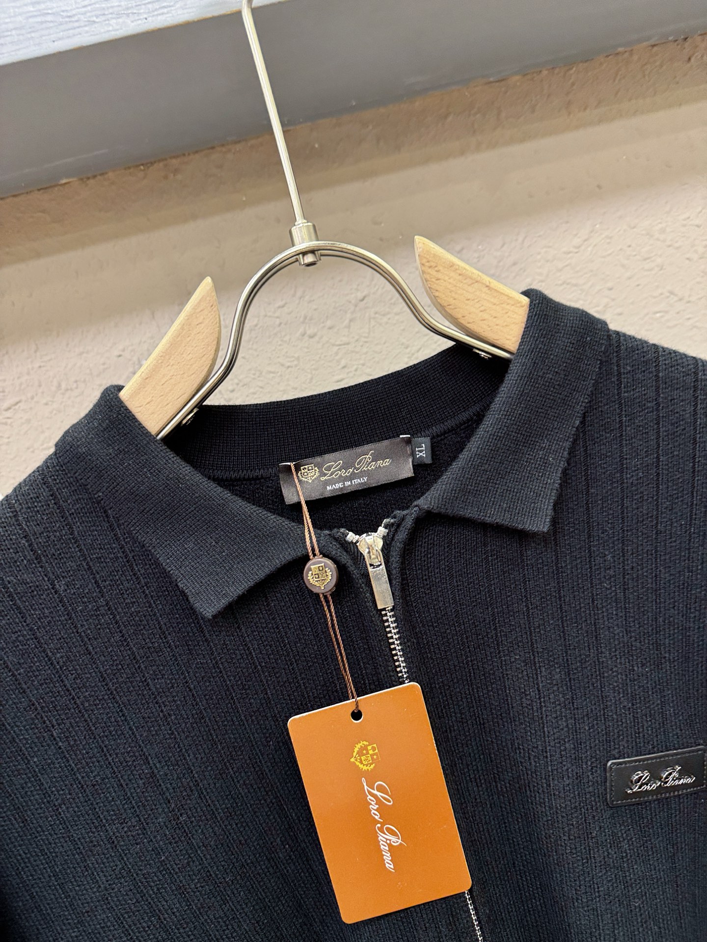 Loro Piana诺悠翩雅 新品爆款 2025秋冬新品拉链羊毛毛衣 胸前品牌Golo设计，经典简约大气