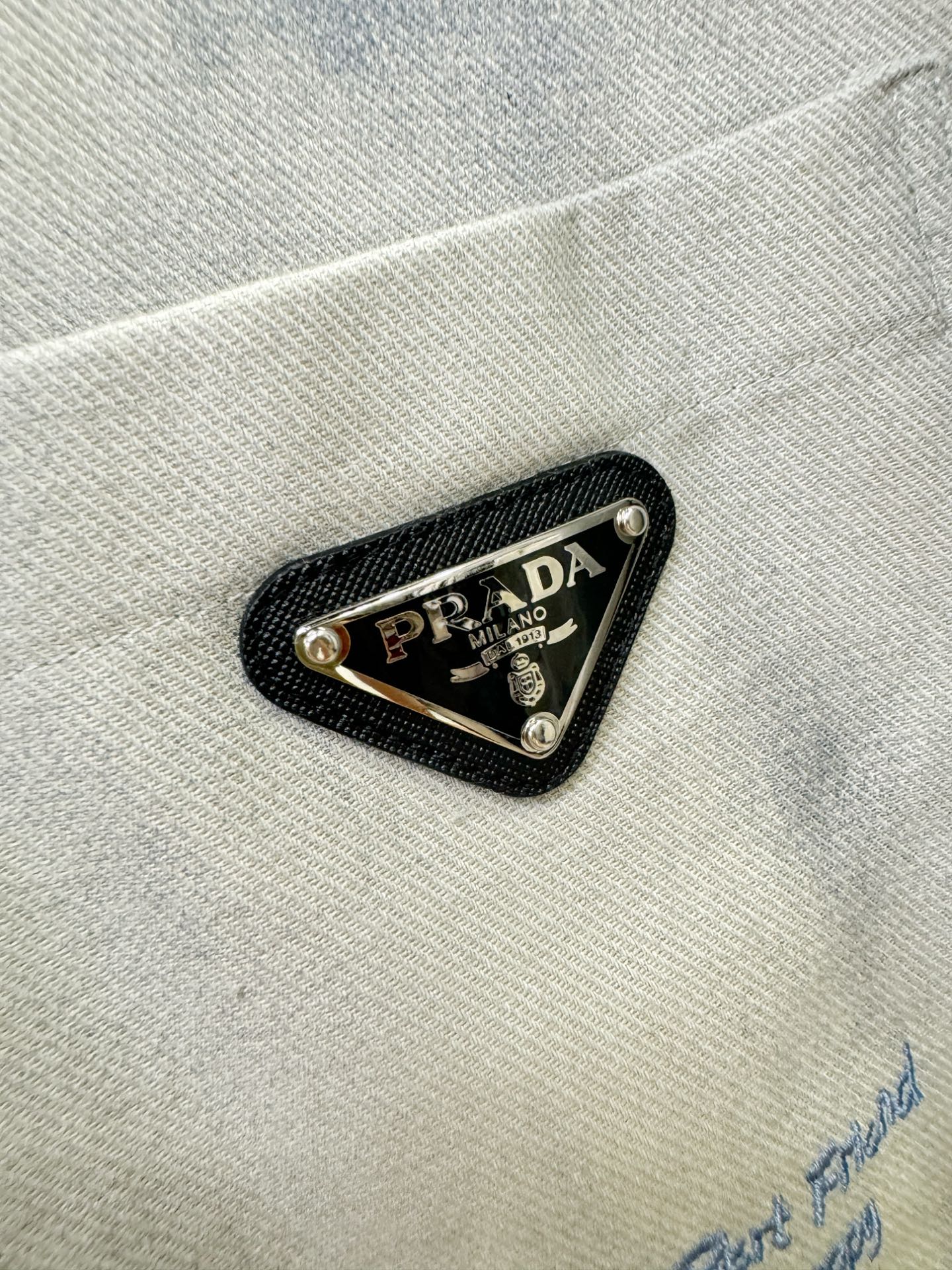 PRADA 普拉达 2025新款衬衫，贸易公司渠道稀出，领先官网发售！经典休闲衬衫搭配独特的设计，简洁干