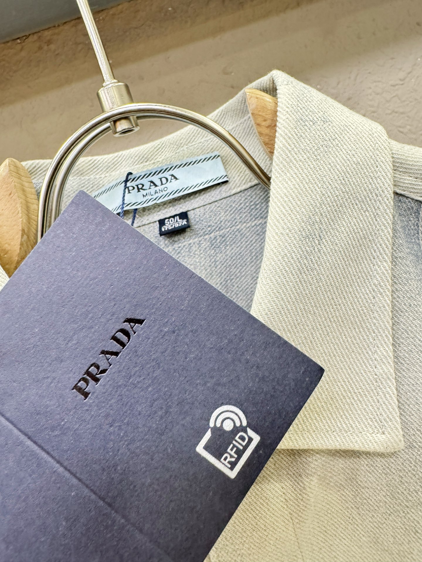 PRADA 普拉达 2025新款衬衫，贸易公司渠道稀出，领先官网发售！经典休闲衬衫搭配独特的设计，简洁干