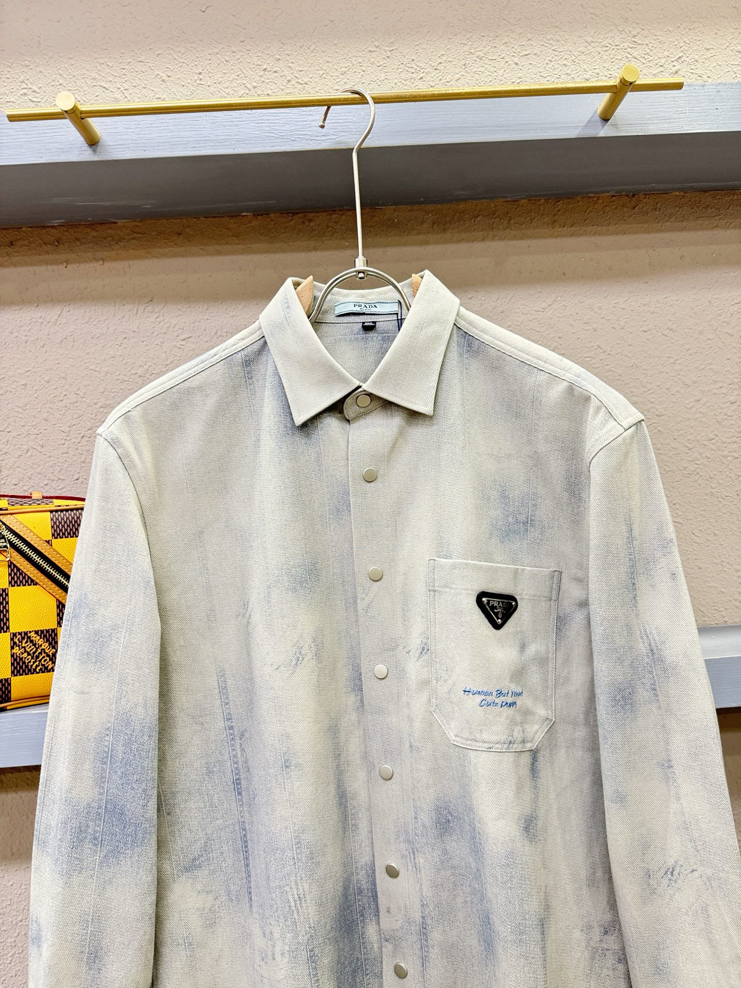 PRADA 普拉达 2025新款衬衫，贸易公司渠道稀出，领先官网发售！经典休闲衬衫搭配独特的设计，简洁干