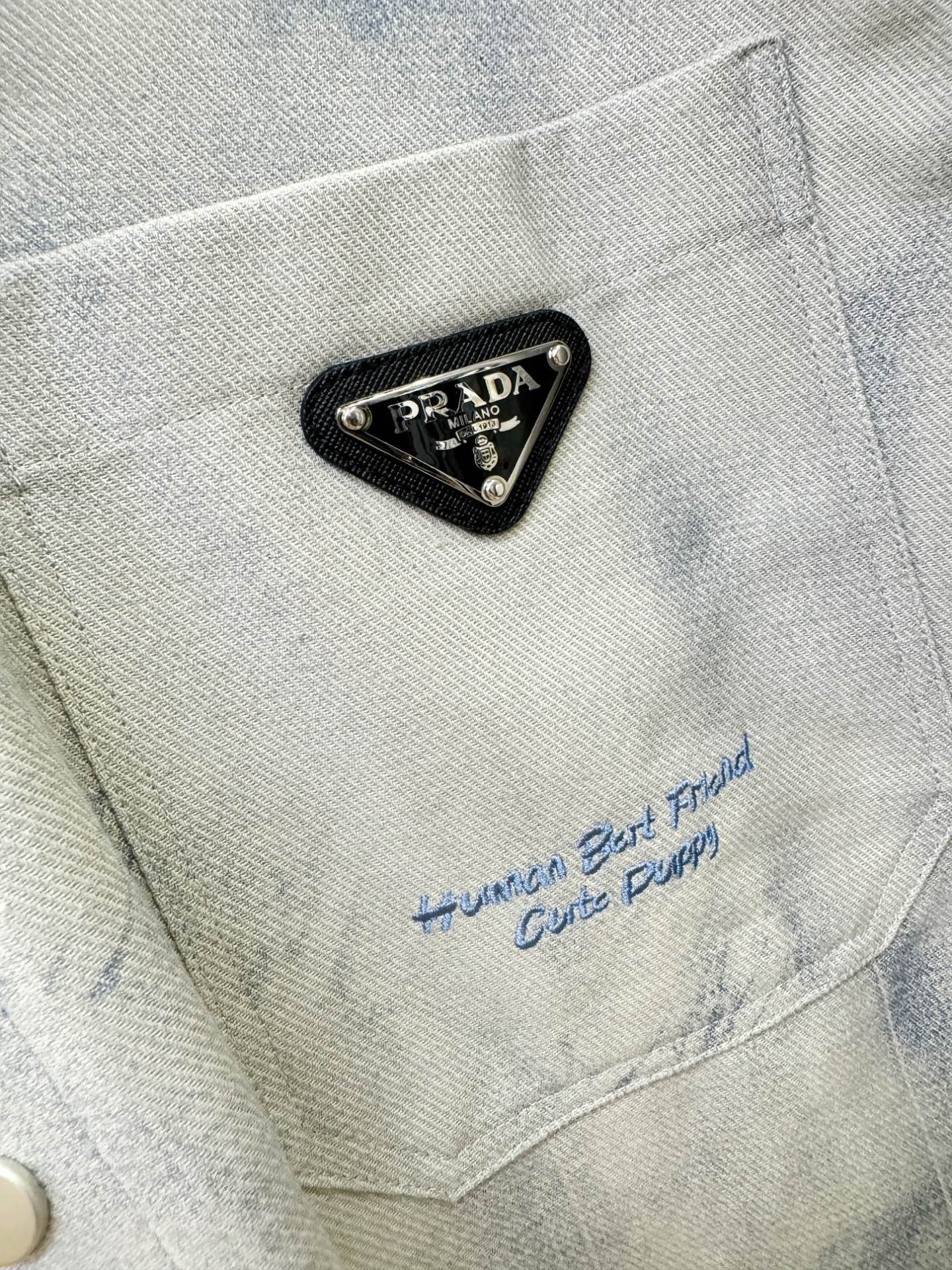 PRADA 普拉达 2025新款衬衫，贸易公司渠道稀出，领先官网发售！经典休闲衬衫搭配独特的设计，简洁干