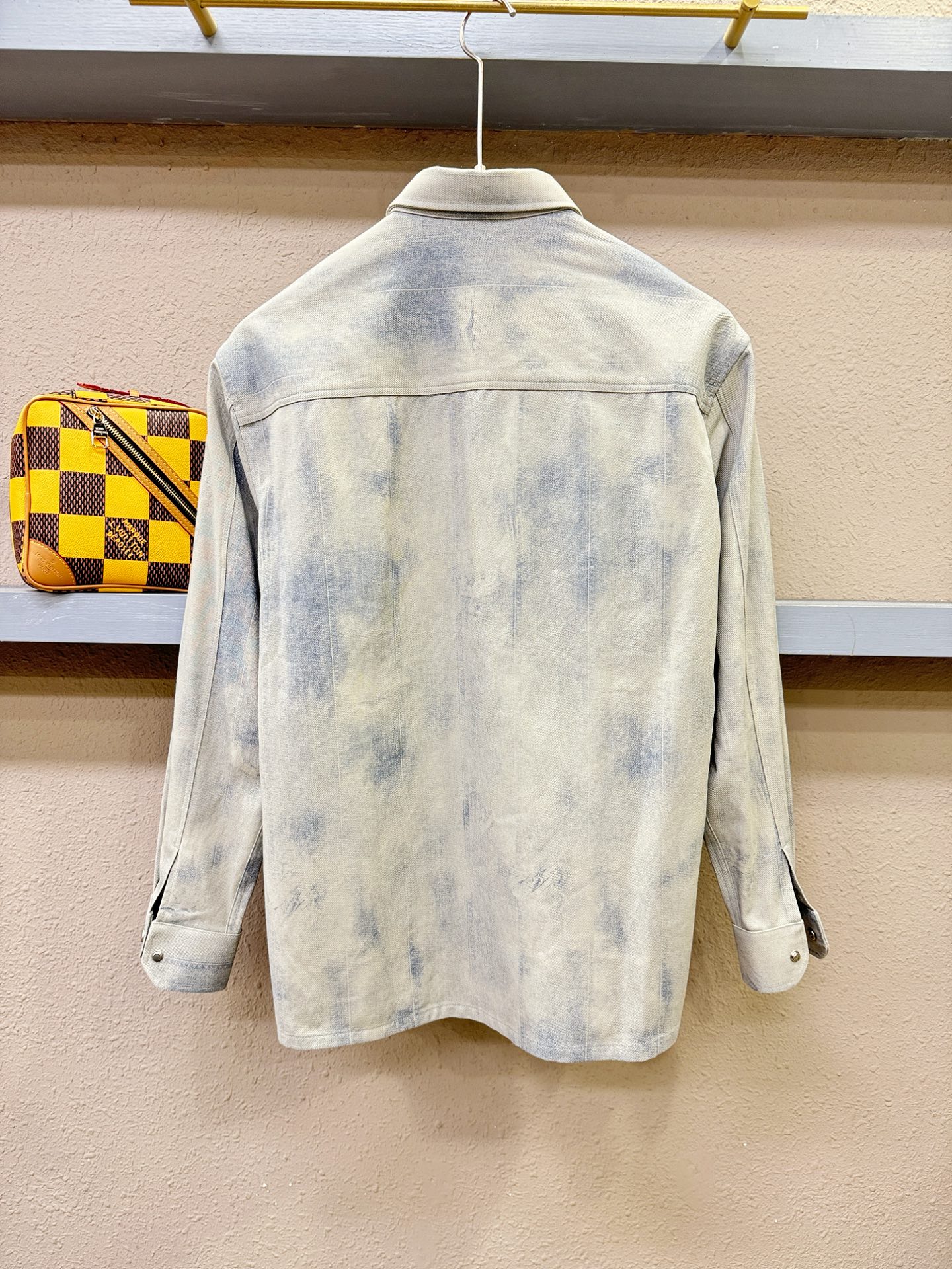 PRADA 普拉达 2025新款衬衫，贸易公司渠道稀出，领先官网发售！经典休闲衬衫搭配独特的设计，简洁干