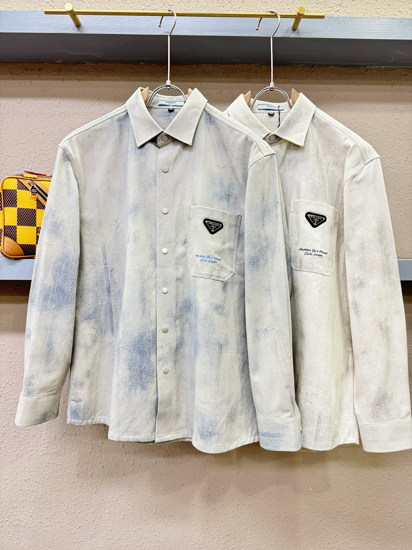 PRADA 普拉达 2025新款衬衫，贸易公司渠道稀出，领先官网发售！经典休闲衬衫搭配独特的设计，简洁干