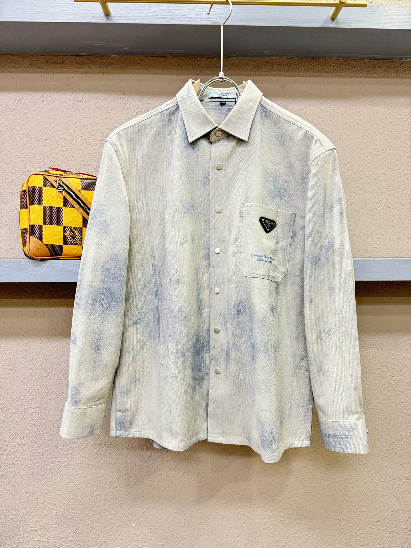 PRADA 普拉达 2025新款衬衫，贸易公司渠道稀出，领先官网发售！经典休闲衬衫搭配独特的设计，简洁干
