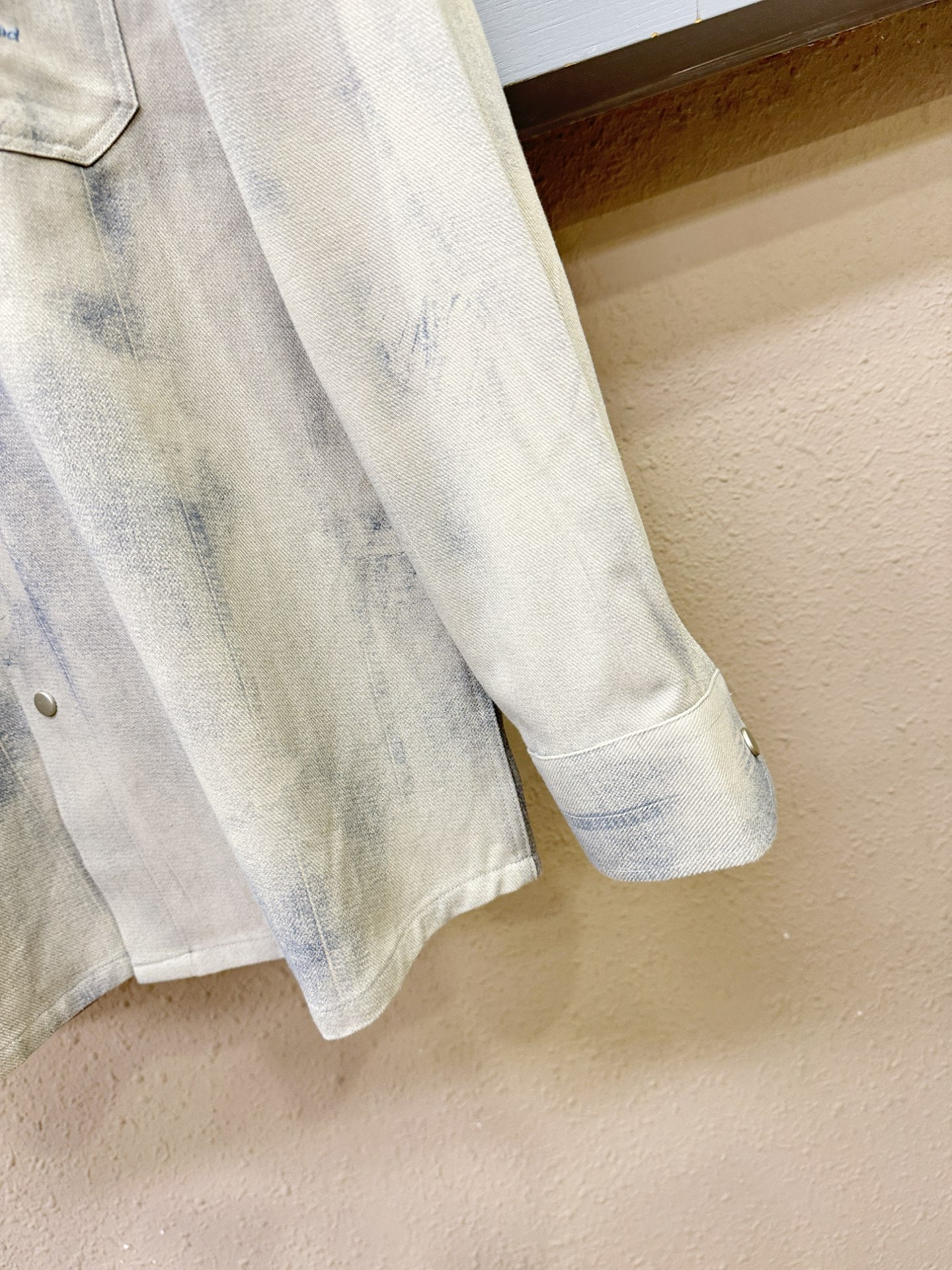 PRADA 普拉达 2025新款衬衫，贸易公司渠道稀出，领先官网发售！经典休闲衬衫搭配独特的设计，简洁干