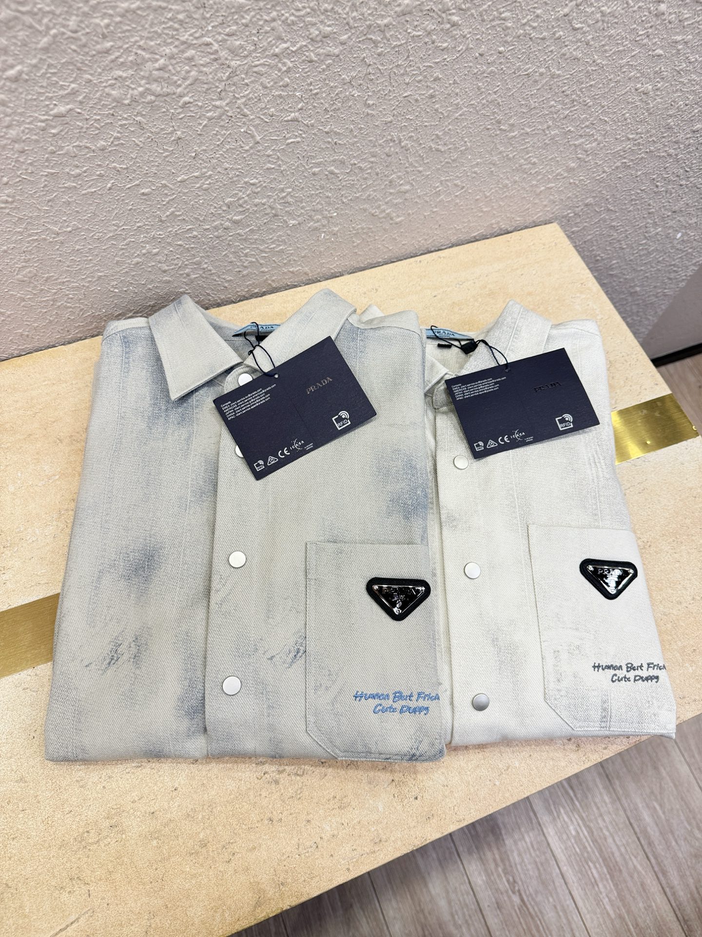 PRADA 普拉达 2025新款衬衫，贸易公司渠道稀出，领先官网发售！经典休闲衬衫搭配独特的设计，简洁干