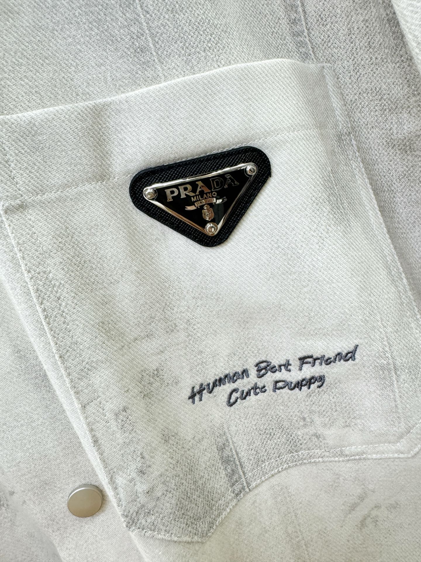 PRADA 普拉达 2025新款衬衫，贸易公司渠道稀出，领先官网发售！经典休闲衬衫搭配独特的设计，简洁干