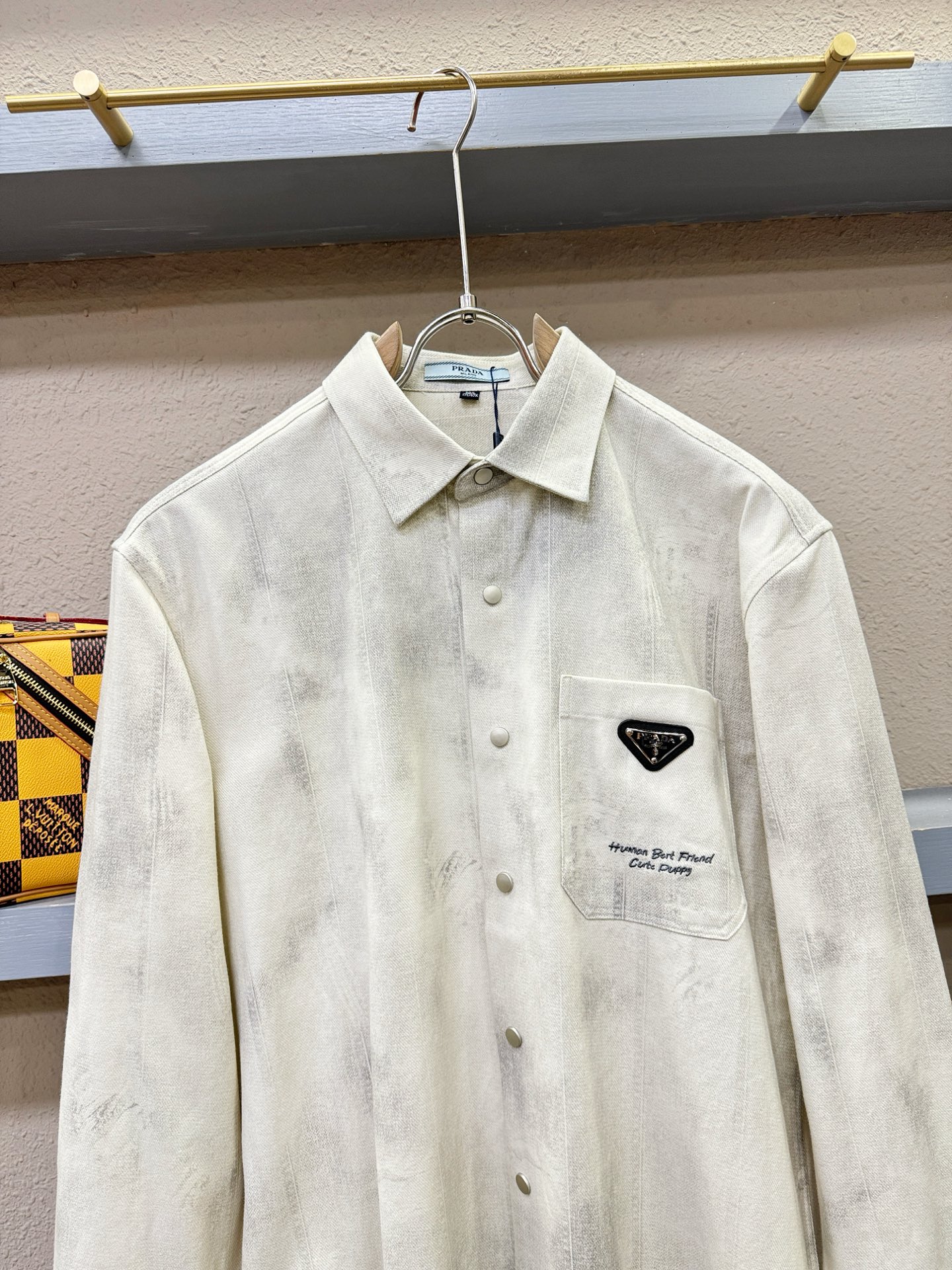 PRADA 普拉达 2025新款衬衫，贸易公司渠道稀出，领先官网发售！经典休闲衬衫搭配独特的设计，简洁干