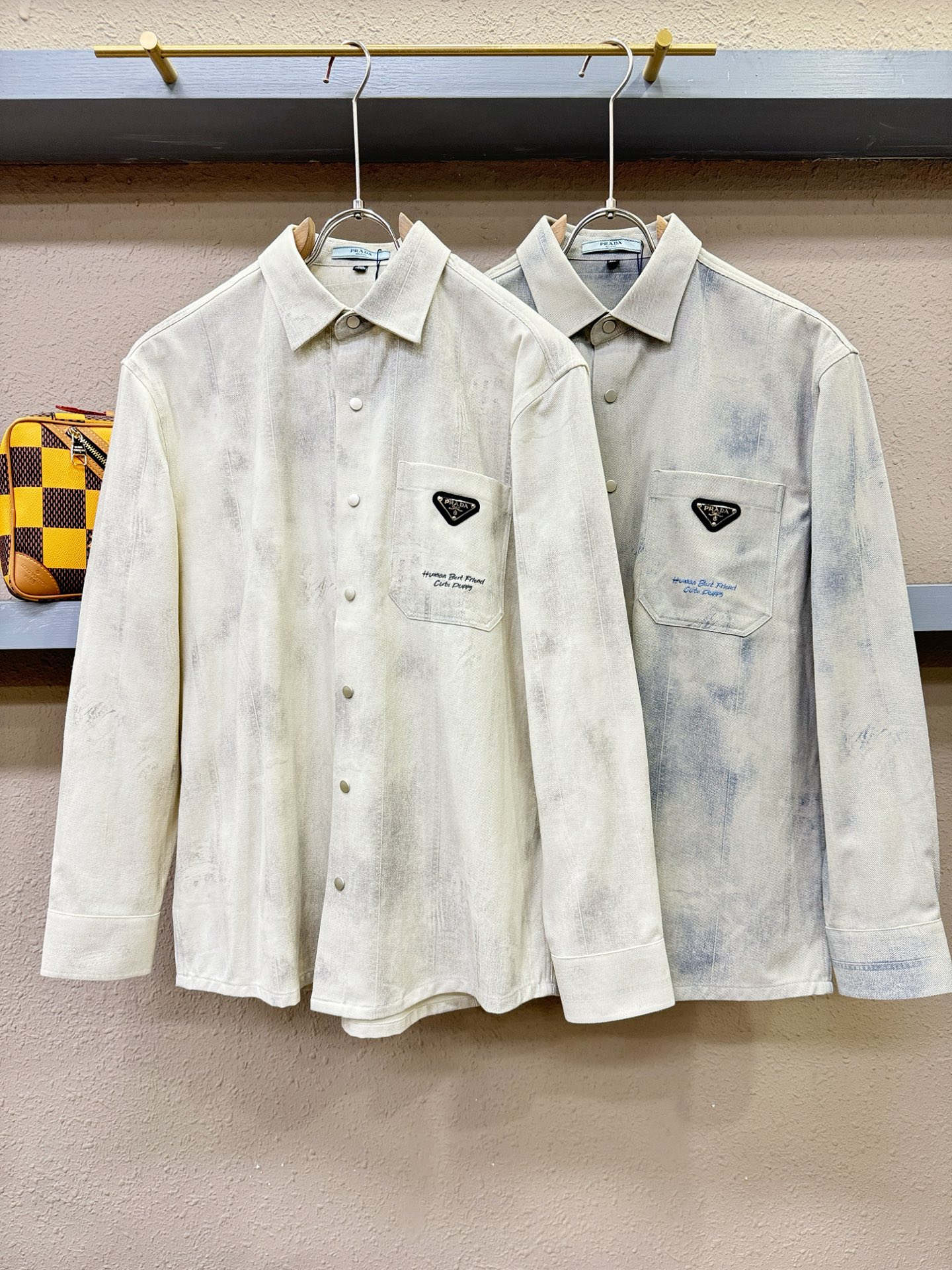 PRADA 普拉达 2025新款衬衫，贸易公司渠道稀出，领先官网发售！经典休闲衬衫搭配独特的设计，简洁干