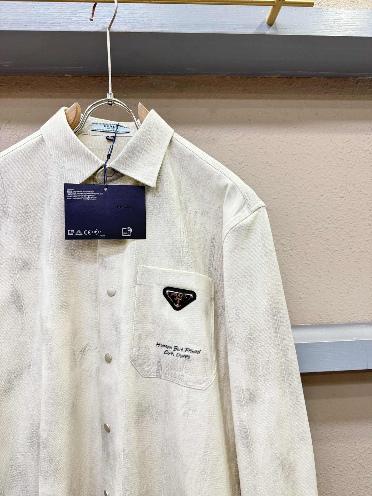 PRADA 普拉达 2025新款衬衫，贸易公司渠道稀出，领先官网发售！经典休闲衬衫搭配独特的设计，简洁干