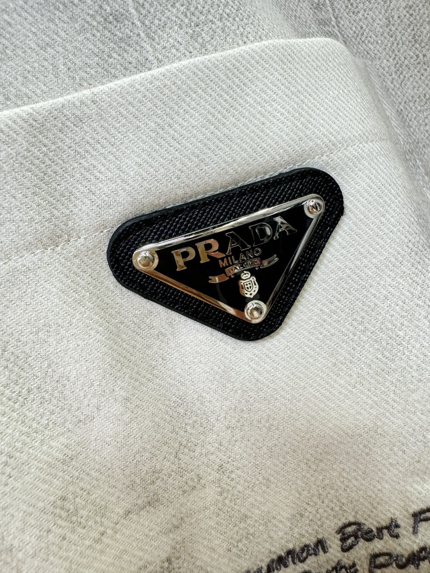 PRADA 普拉达 2025新款衬衫，贸易公司渠道稀出，领先官网发售！经典休闲衬衫搭配独特的设计，简洁干