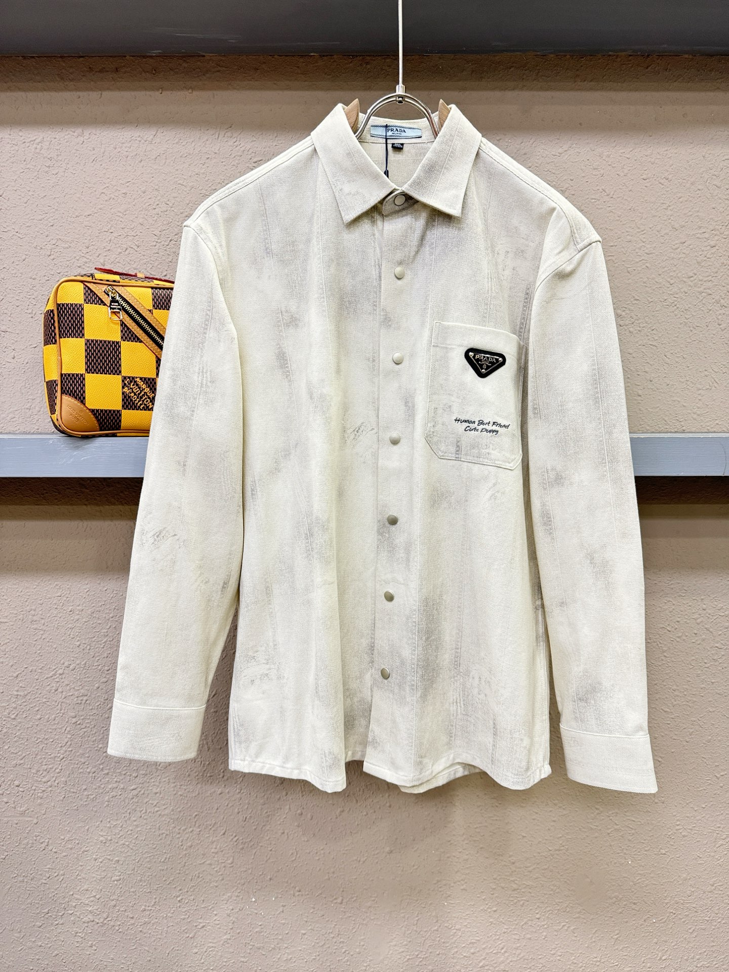 PRADA 普拉达 2025新款衬衫，贸易公司渠道稀出，领先官网发售！经典休闲衬衫搭配独特的设计，简洁干
