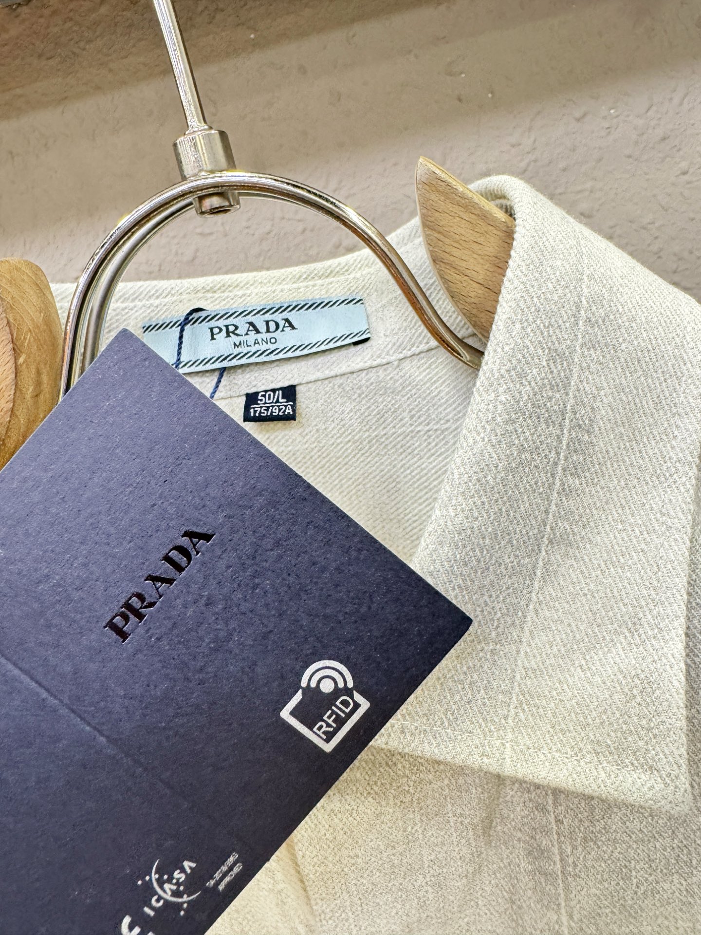 PRADA 普拉达 2025新款衬衫，贸易公司渠道稀出，领先官网发售！经典休闲衬衫搭配独特的设计，简洁干