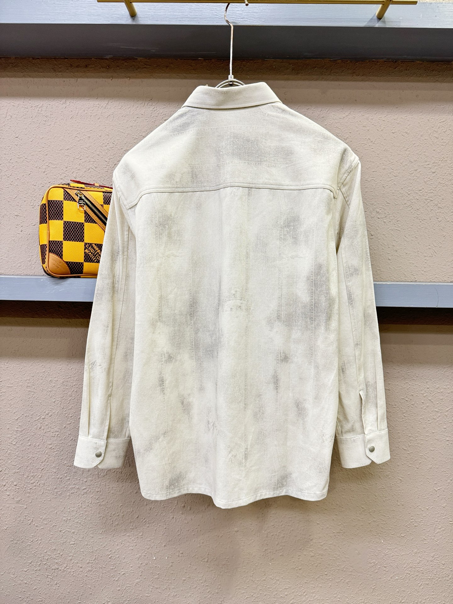 PRADA 普拉达 2025新款衬衫，贸易公司渠道稀出，领先官网发售！经典休闲衬衫搭配独特的设计，简洁干