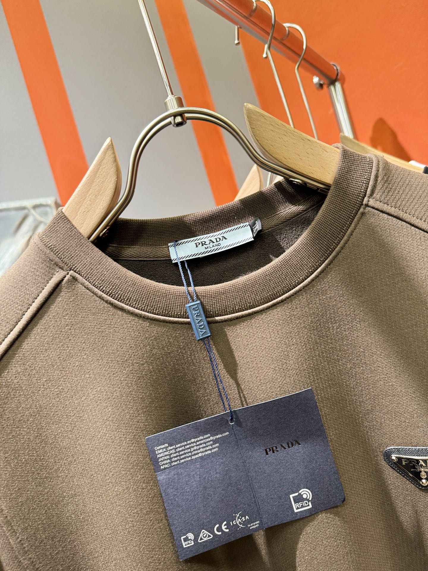 PRADA 普拉达 2025ss秋季新品 长袖卫衣，经典Logo设计，百搭款 官网同步发售 定制面料，柔