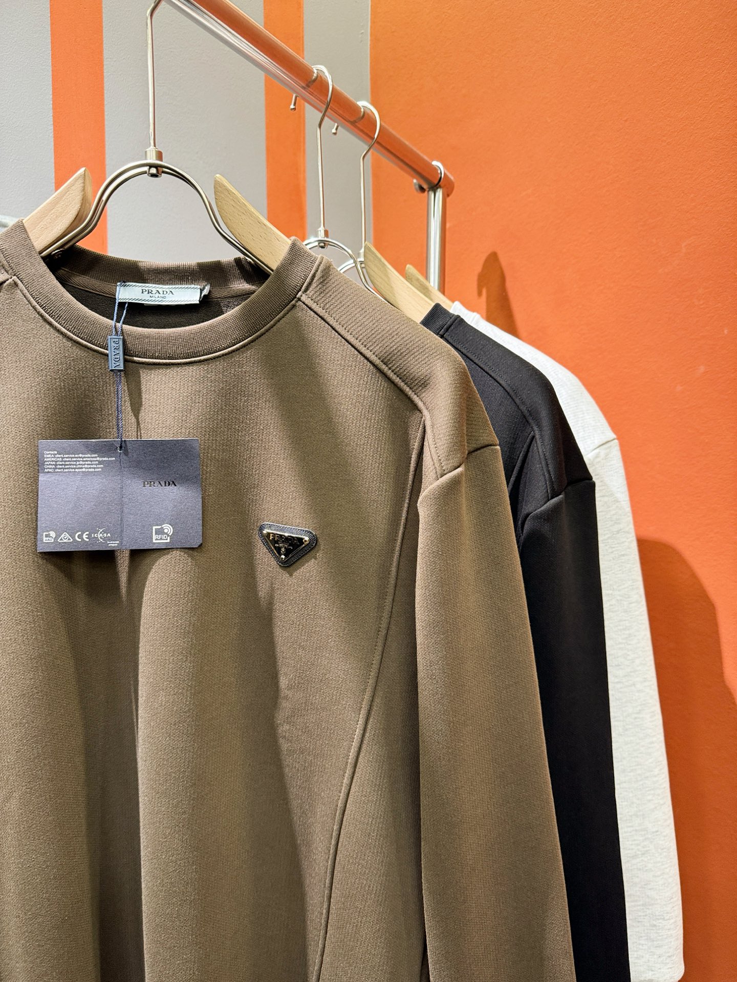 PRADA 普拉达 2025ss秋季新品 长袖卫衣，经典Logo设计，百搭款 官网同步发售 定制面料，柔