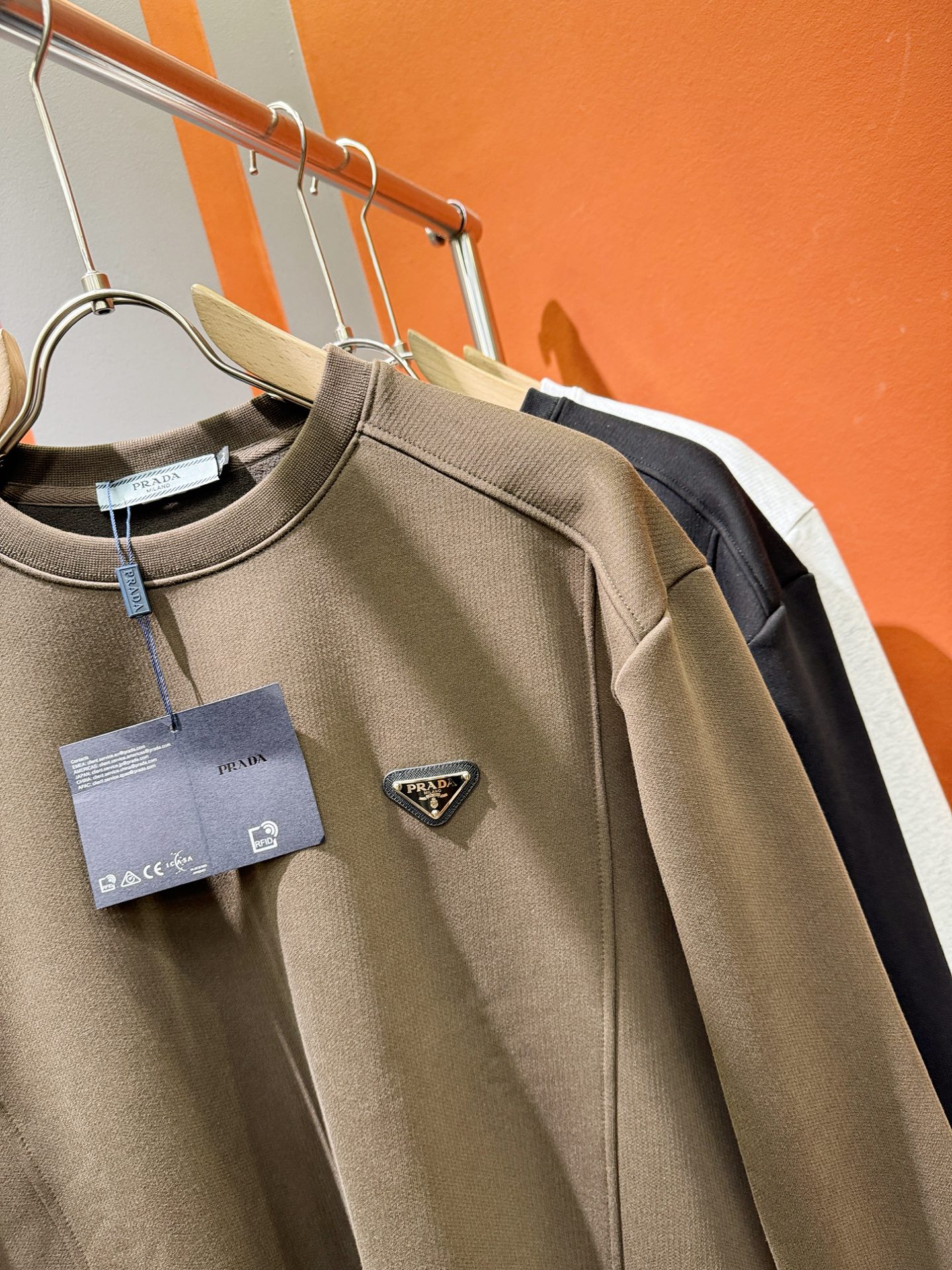 PRADA 普拉达 2025ss秋季新品 长袖卫衣，经典Logo设计，百搭款 官网同步发售 定制面料，柔