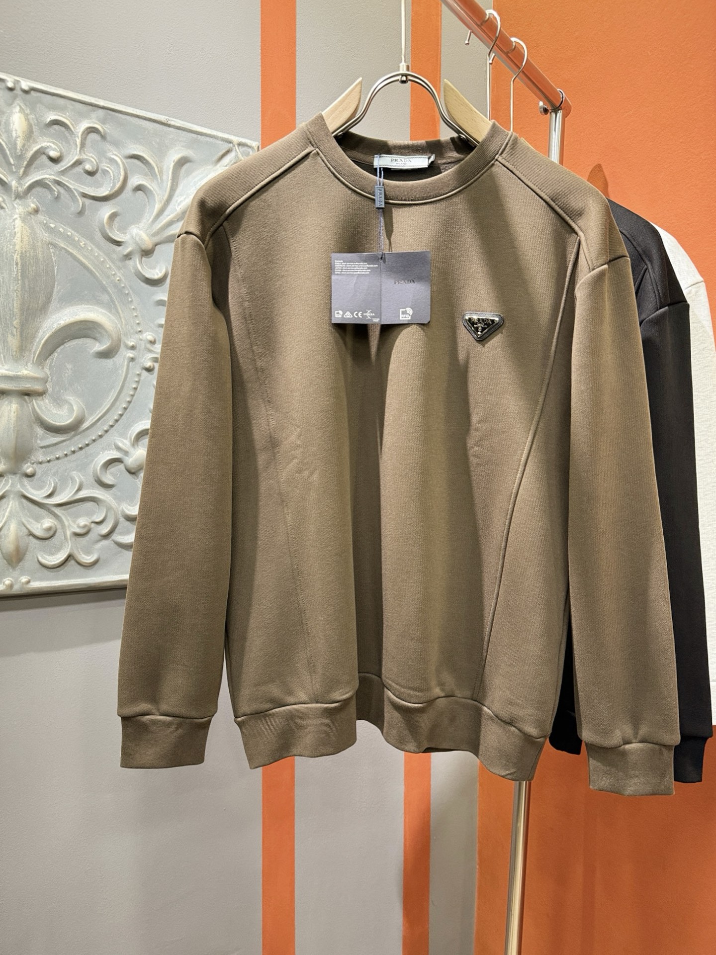 PRADA 普拉达 2025ss秋季新品 长袖卫衣，经典Logo设计，百搭款 官网同步发售 定制面料，柔