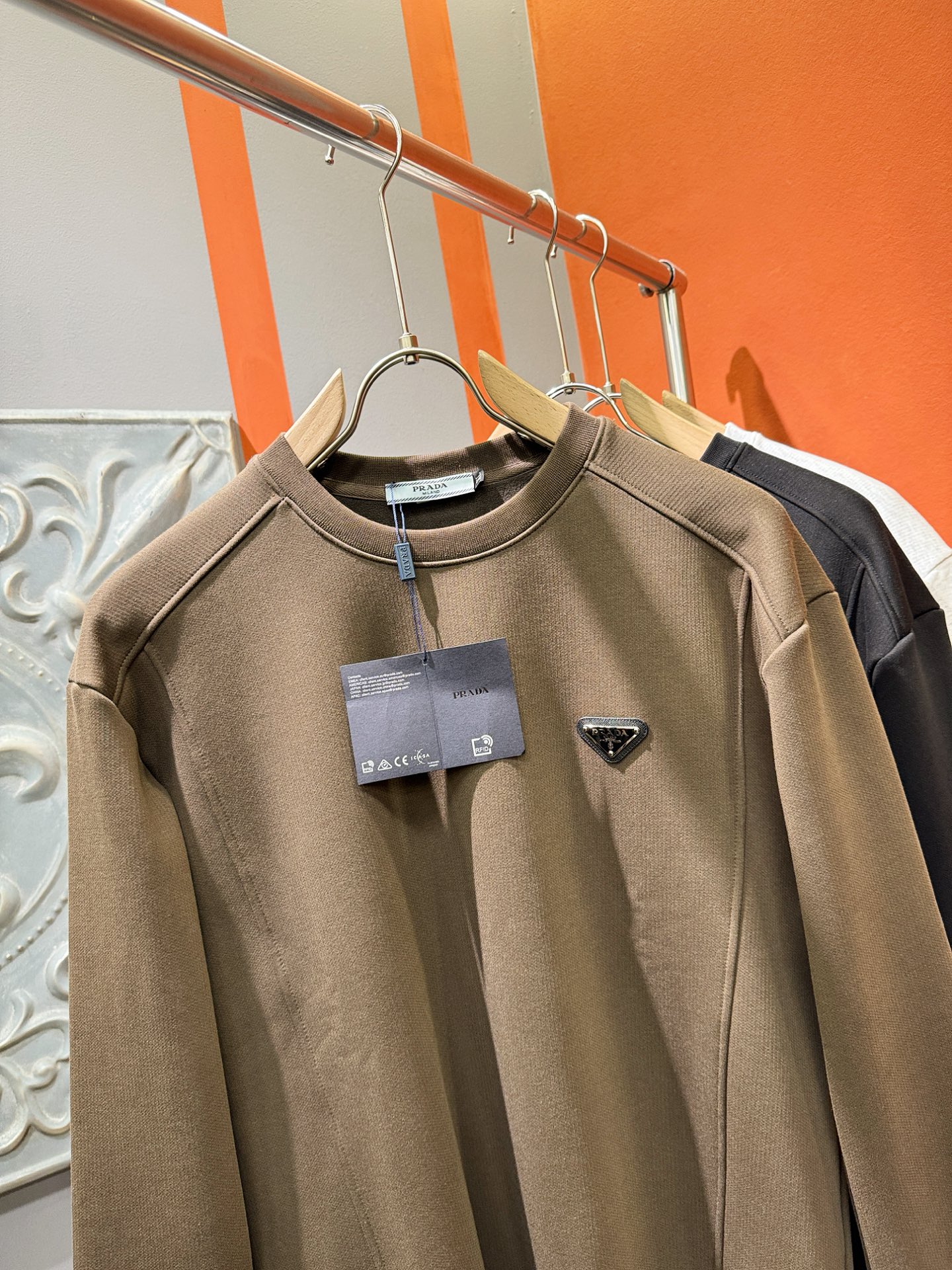 PRADA 普拉达 2025ss秋季新品 长袖卫衣，经典Logo设计，百搭款 官网同步发售 定制面料，柔