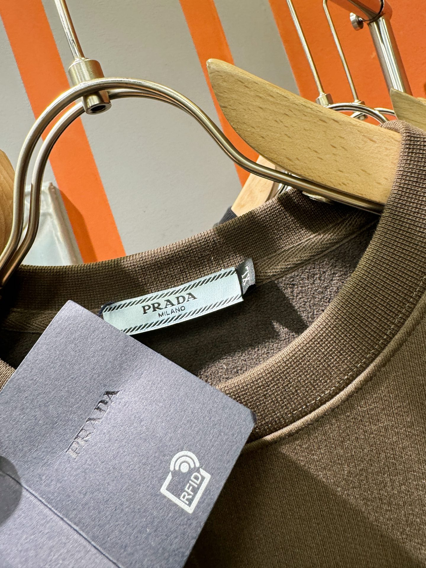 PRADA 普拉达 2025ss秋季新品 长袖卫衣，经典Logo设计，百搭款 官网同步发售 定制面料，柔