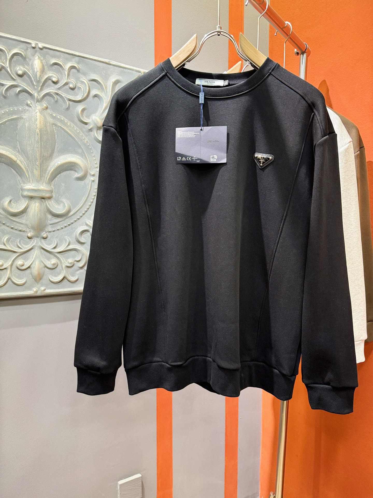 PRADA 普拉达 2025ss秋季新品 长袖卫衣，经典Logo设计，百搭款 官网同步发售 定制面料，柔