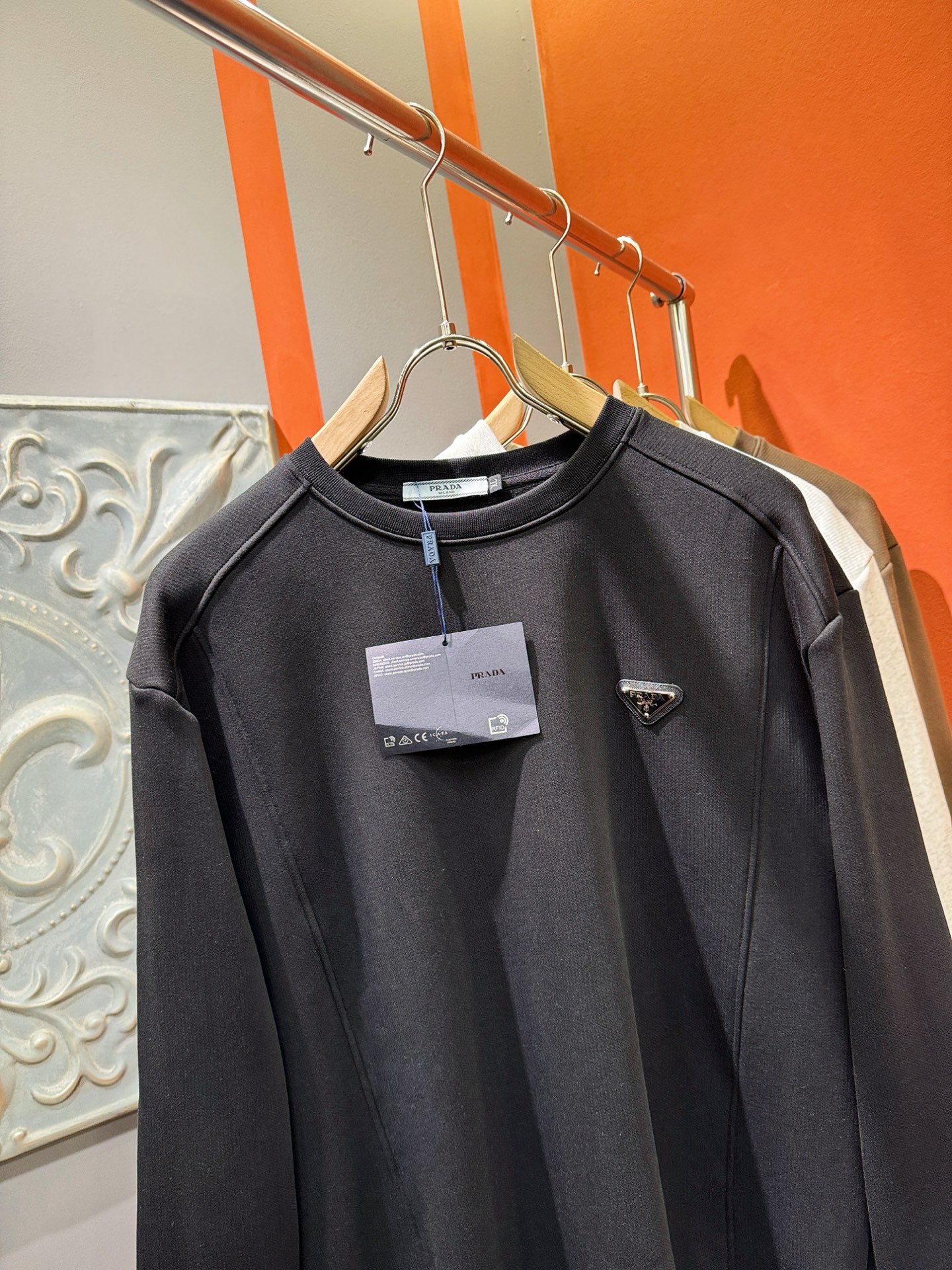 PRADA 普拉达 2025ss秋季新品 长袖卫衣，经典Logo设计，百搭款 官网同步发售 定制面料，柔