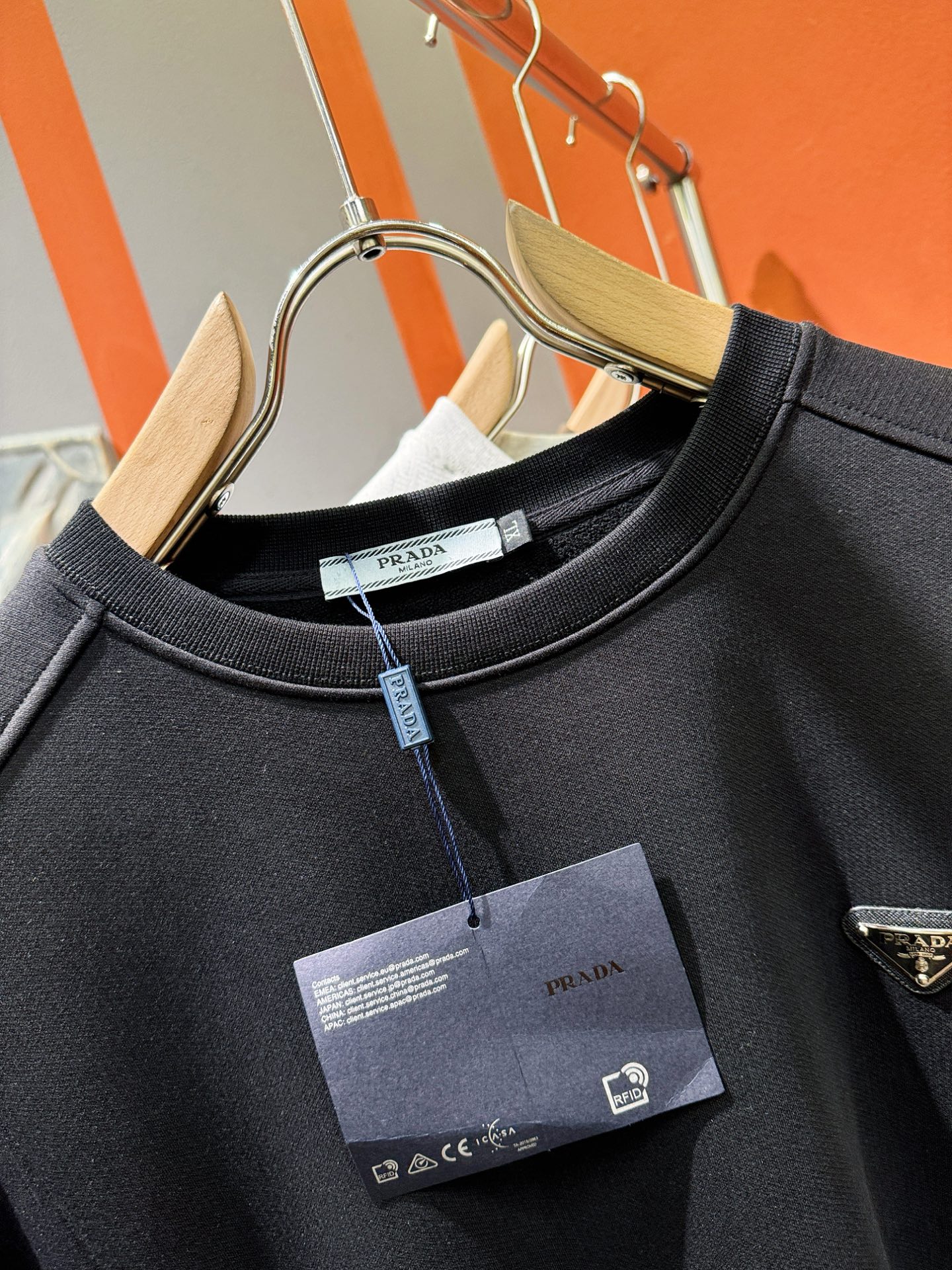 PRADA 普拉达 2025ss秋季新品 长袖卫衣，经典Logo设计，百搭款 官网同步发售 定制面料，柔