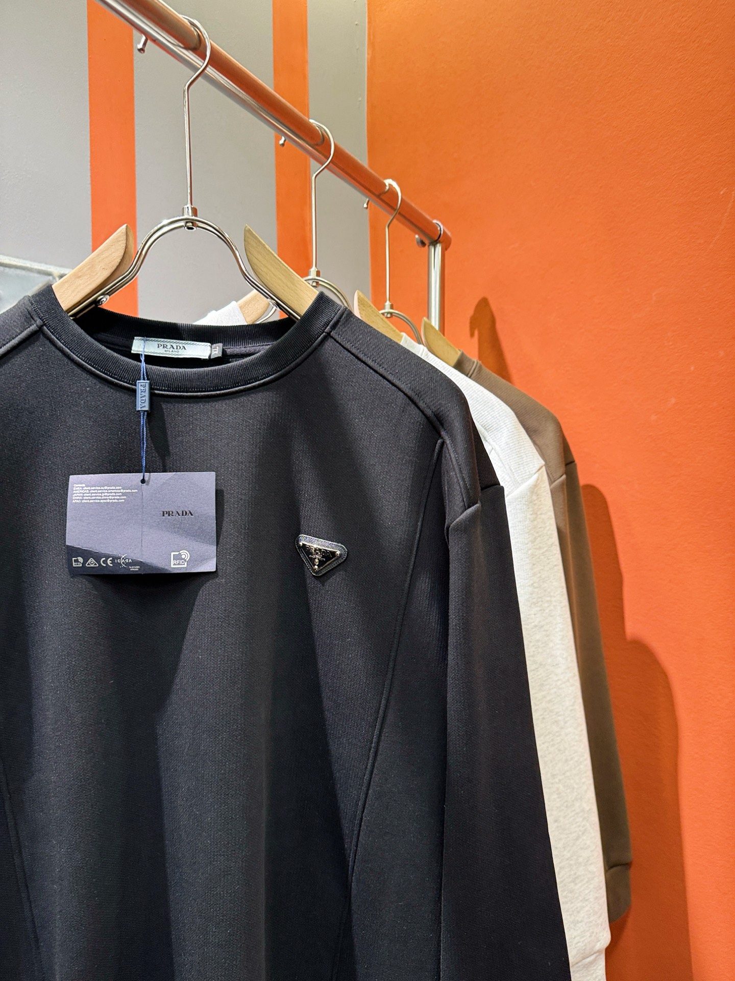 PRADA 普拉达 2025ss秋季新品 长袖卫衣，经典Logo设计，百搭款 官网同步发售 定制面料，柔