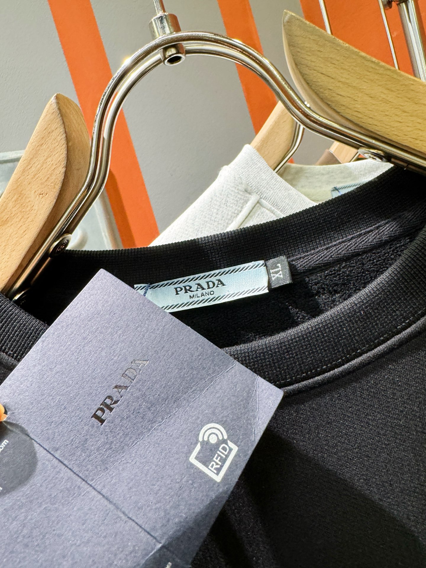 PRADA 普拉达 2025ss秋季新品 长袖卫衣，经典Logo设计，百搭款 官网同步发售 定制面料，柔