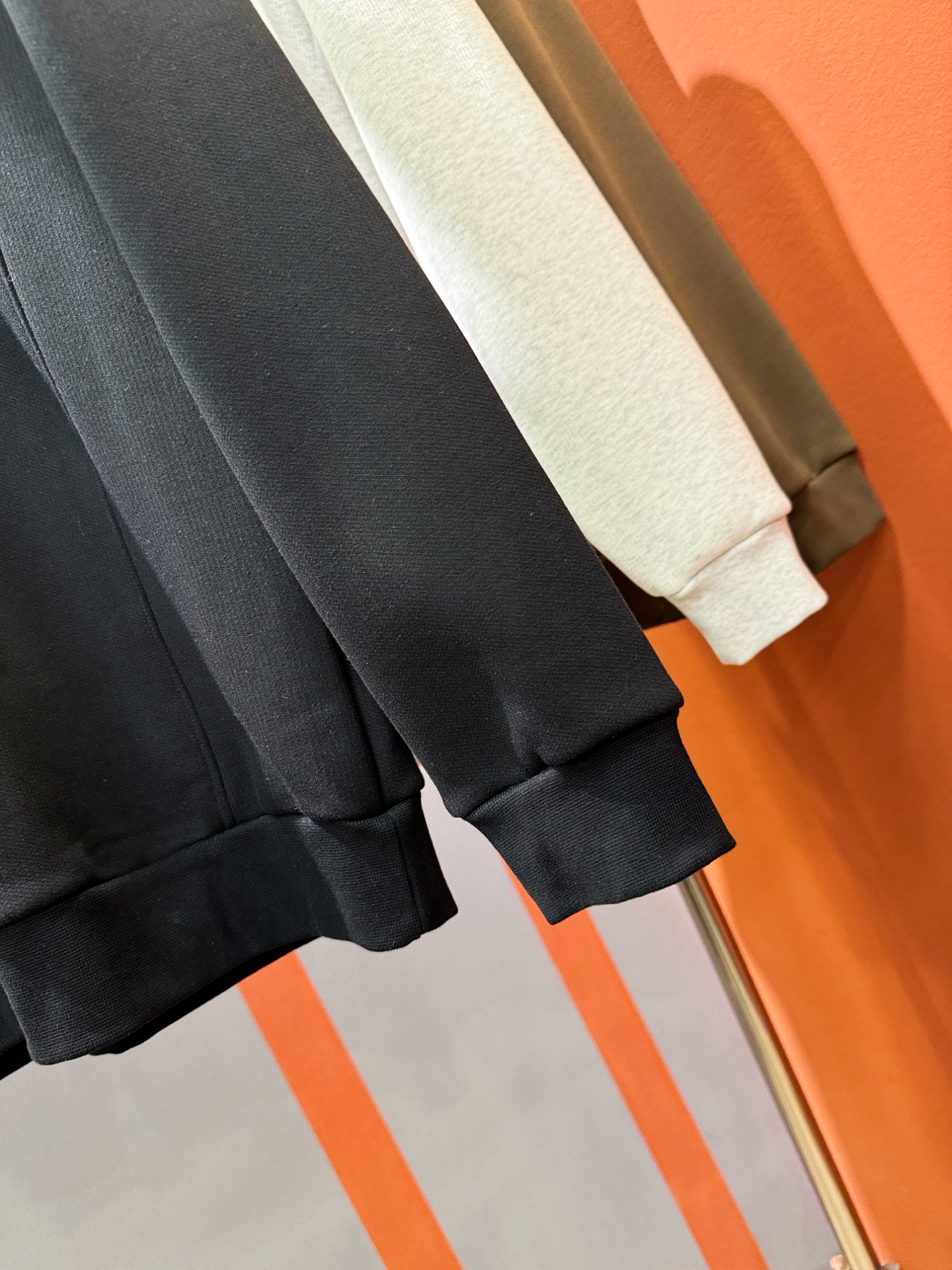 PRADA 普拉达 2025ss秋季新品 长袖卫衣，经典Logo设计，百搭款 官网同步发售 定制面料，柔