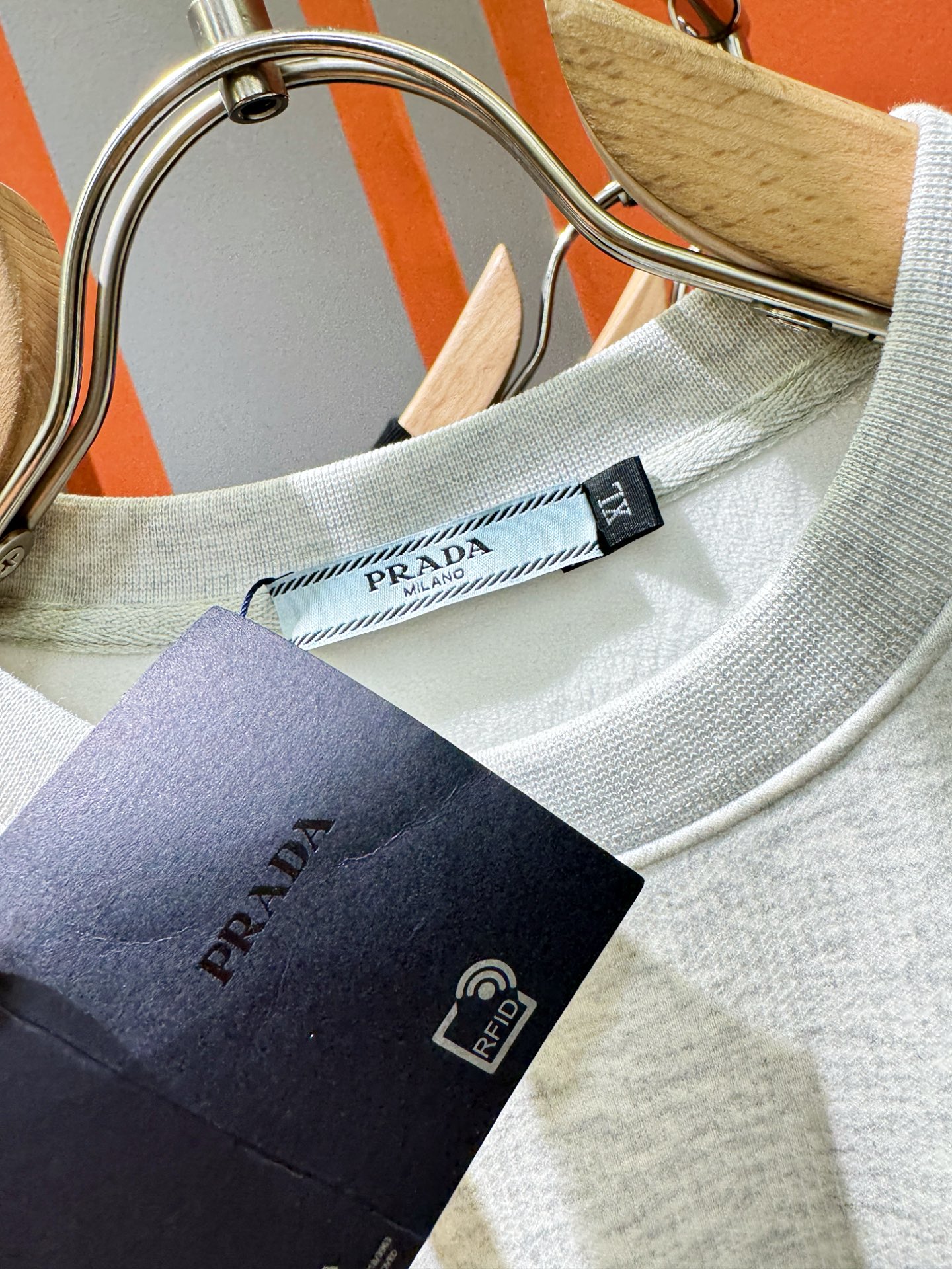 PRADA 普拉达 2025ss秋季新品 长袖卫衣，经典Logo设计，百搭款 官网同步发售 定制面料，柔