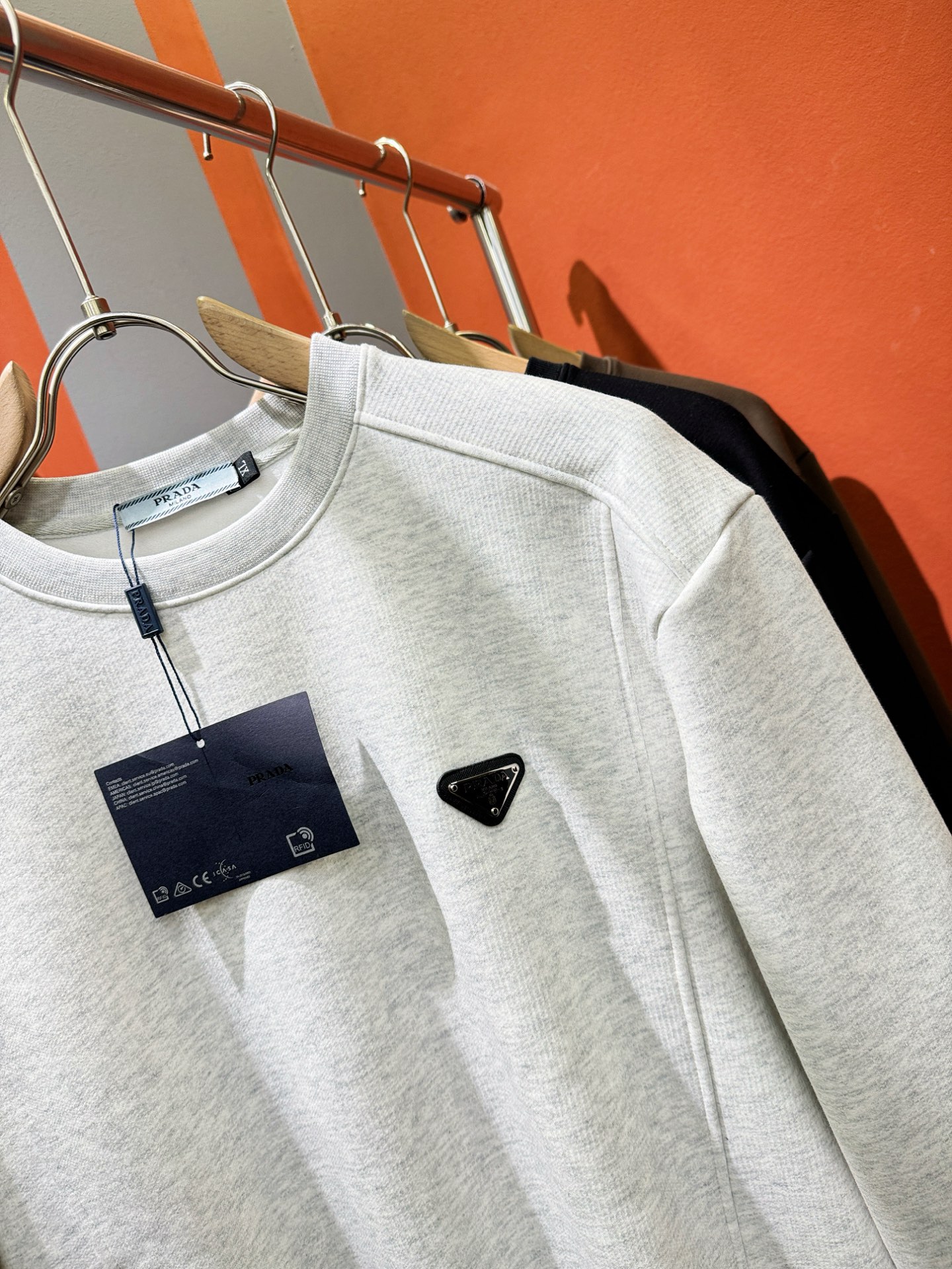 PRADA 普拉达 2025ss秋季新品 长袖卫衣，经典Logo设计，百搭款 官网同步发售 定制面料，柔