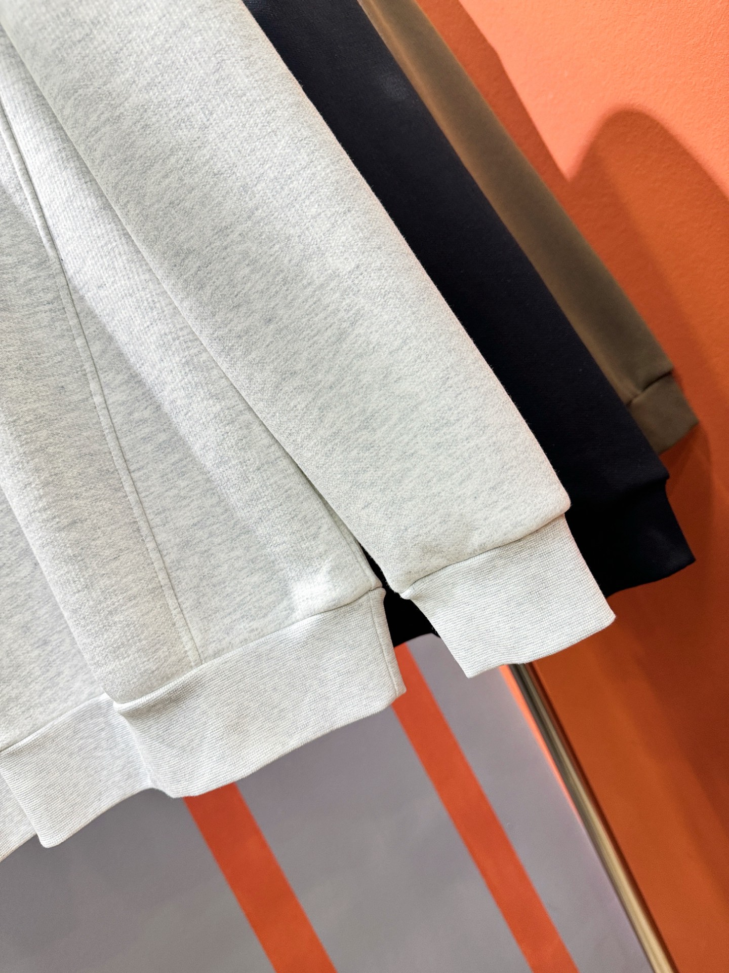 PRADA 普拉达 2025ss秋季新品 长袖卫衣，经典Logo设计，百搭款 官网同步发售 定制面料，柔