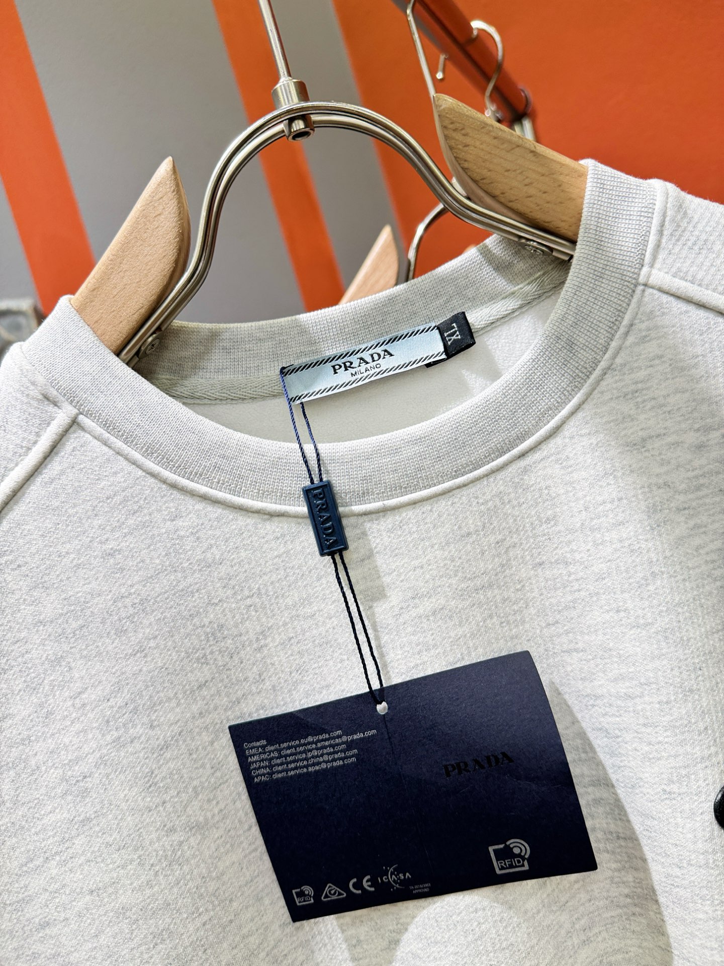 PRADA 普拉达 2025ss秋季新品 长袖卫衣，经典Logo设计，百搭款 官网同步发售 定制面料，柔