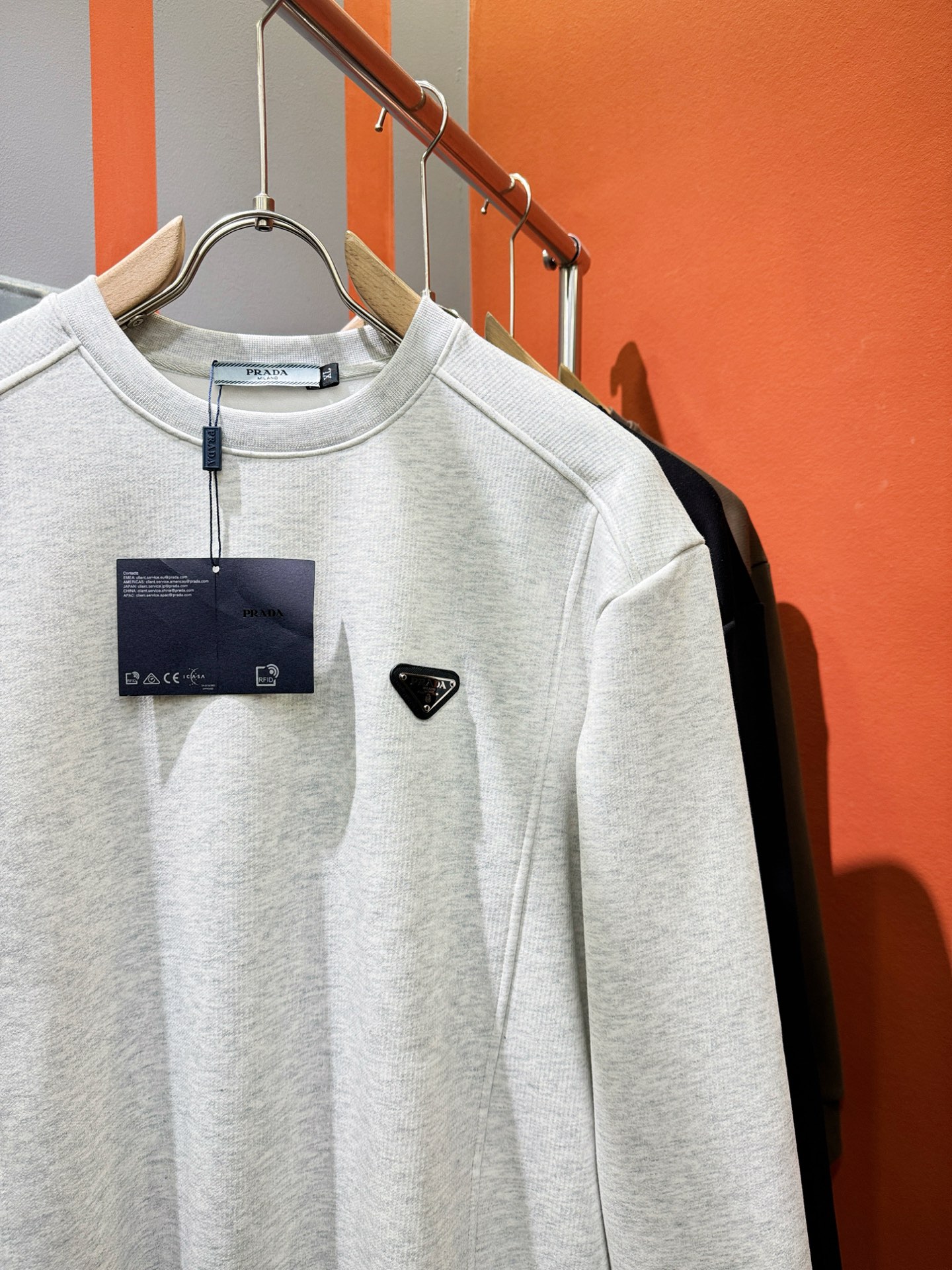 PRADA 普拉达 2025ss秋季新品 长袖卫衣，经典Logo设计，百搭款 官网同步发售 定制面料，柔