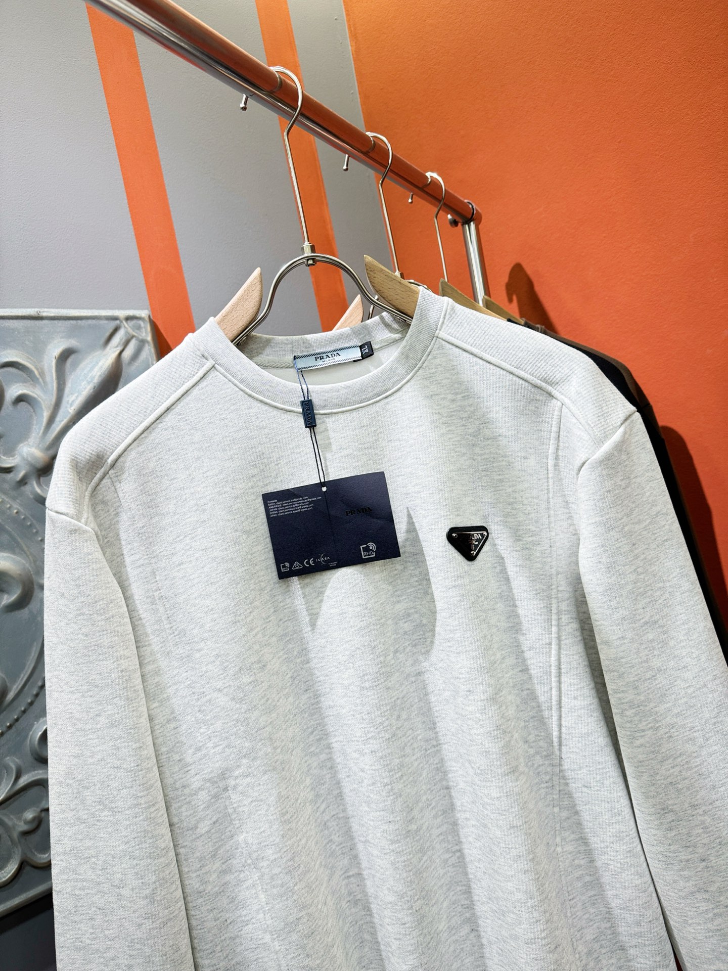 PRADA 普拉达 2025ss秋季新品 长袖卫衣，经典Logo设计，百搭款 官网同步发售 定制面料，柔