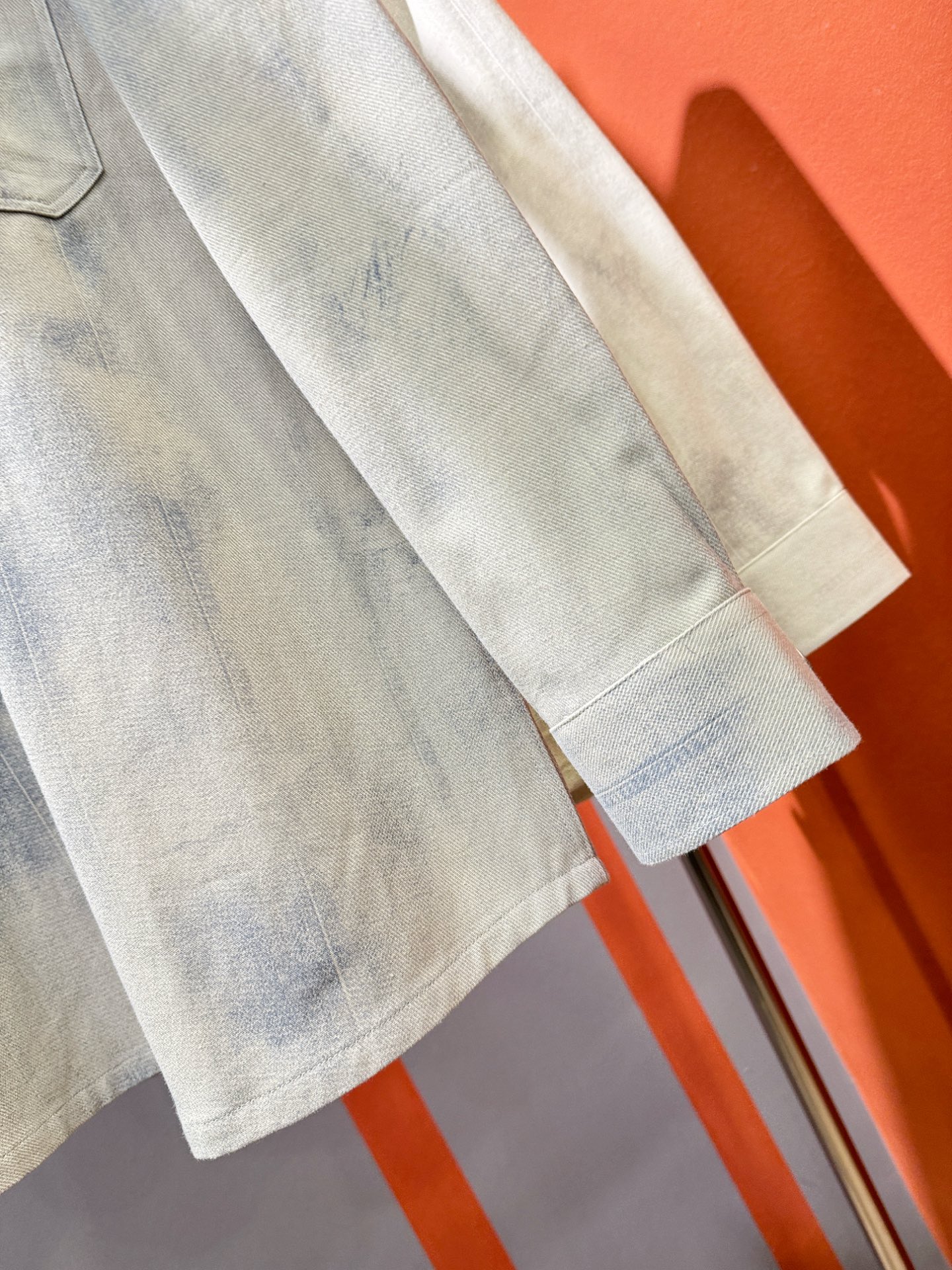 PRADA 普拉达 2025新款衬衫，贸易公司渠道稀出，领先官网发售！经典休闲衬衫搭配独特的设计，简洁干