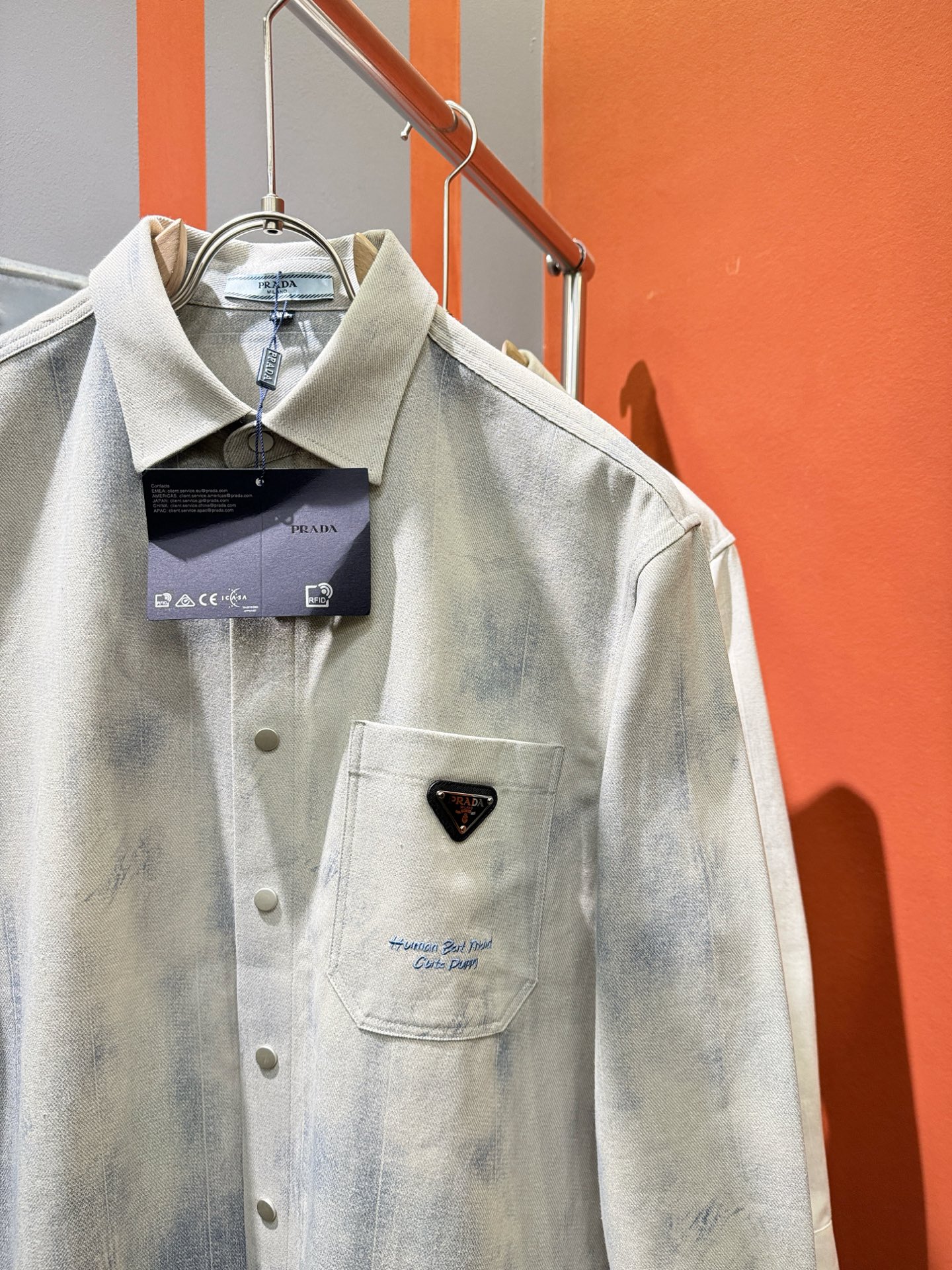 PRADA 普拉达 2025新款衬衫，贸易公司渠道稀出，领先官网发售！经典休闲衬衫搭配独特的设计，简洁干