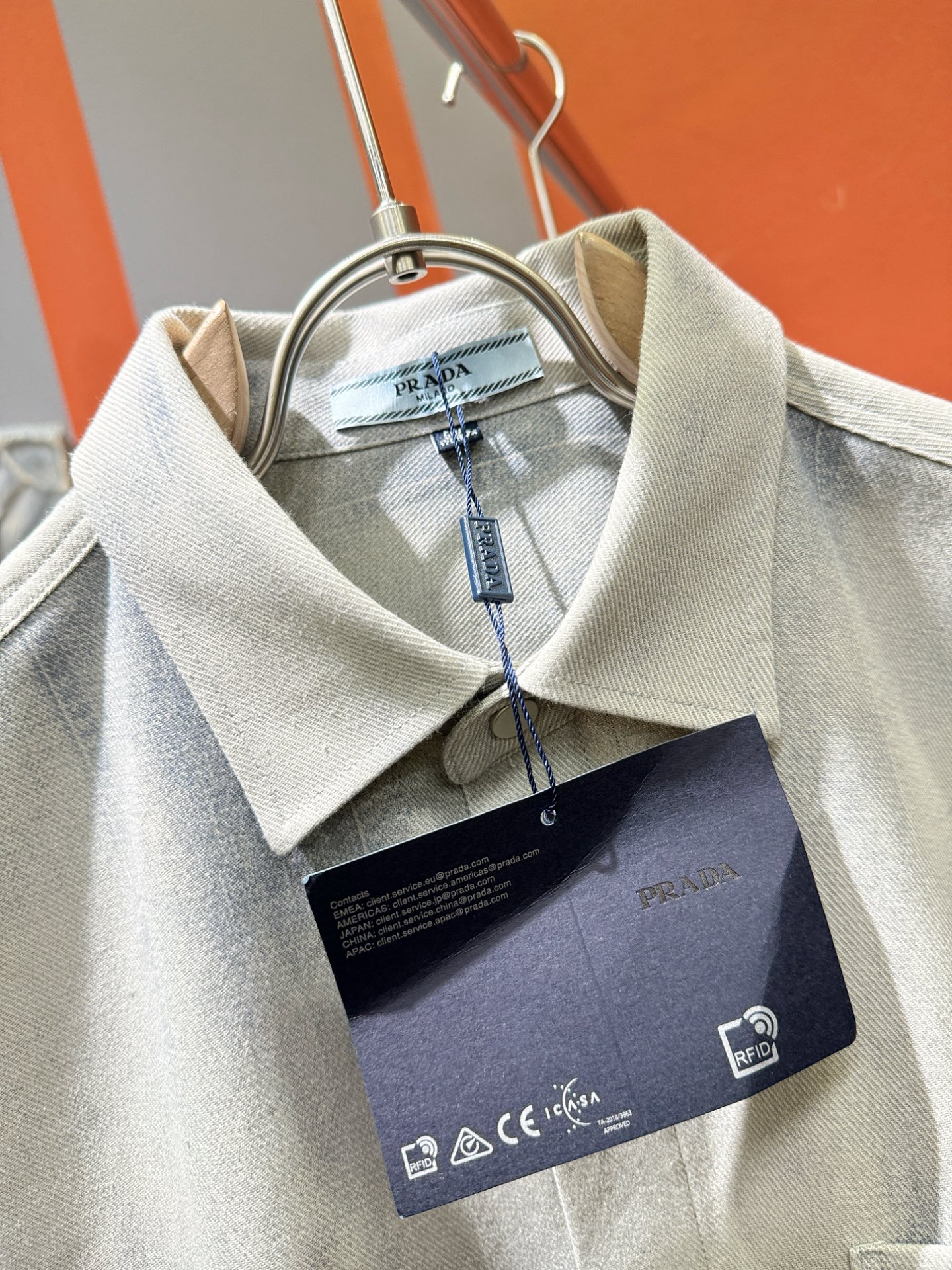 PRADA 普拉达 2025新款衬衫，贸易公司渠道稀出，领先官网发售！经典休闲衬衫搭配独特的设计，简洁干