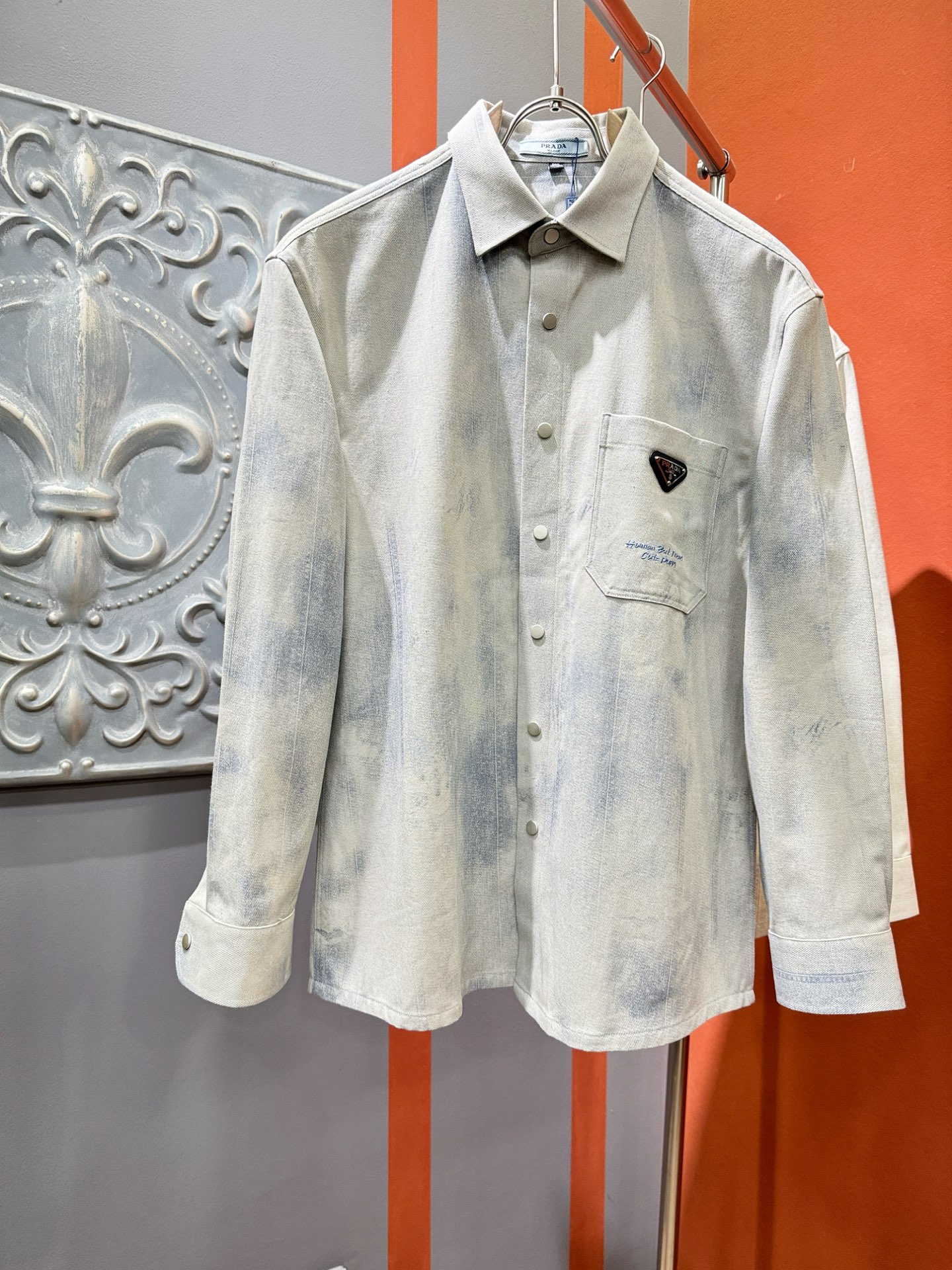 PRADA 普拉达 2025新款衬衫，贸易公司渠道稀出，领先官网发售！经典休闲衬衫搭配独特的设计，简洁干