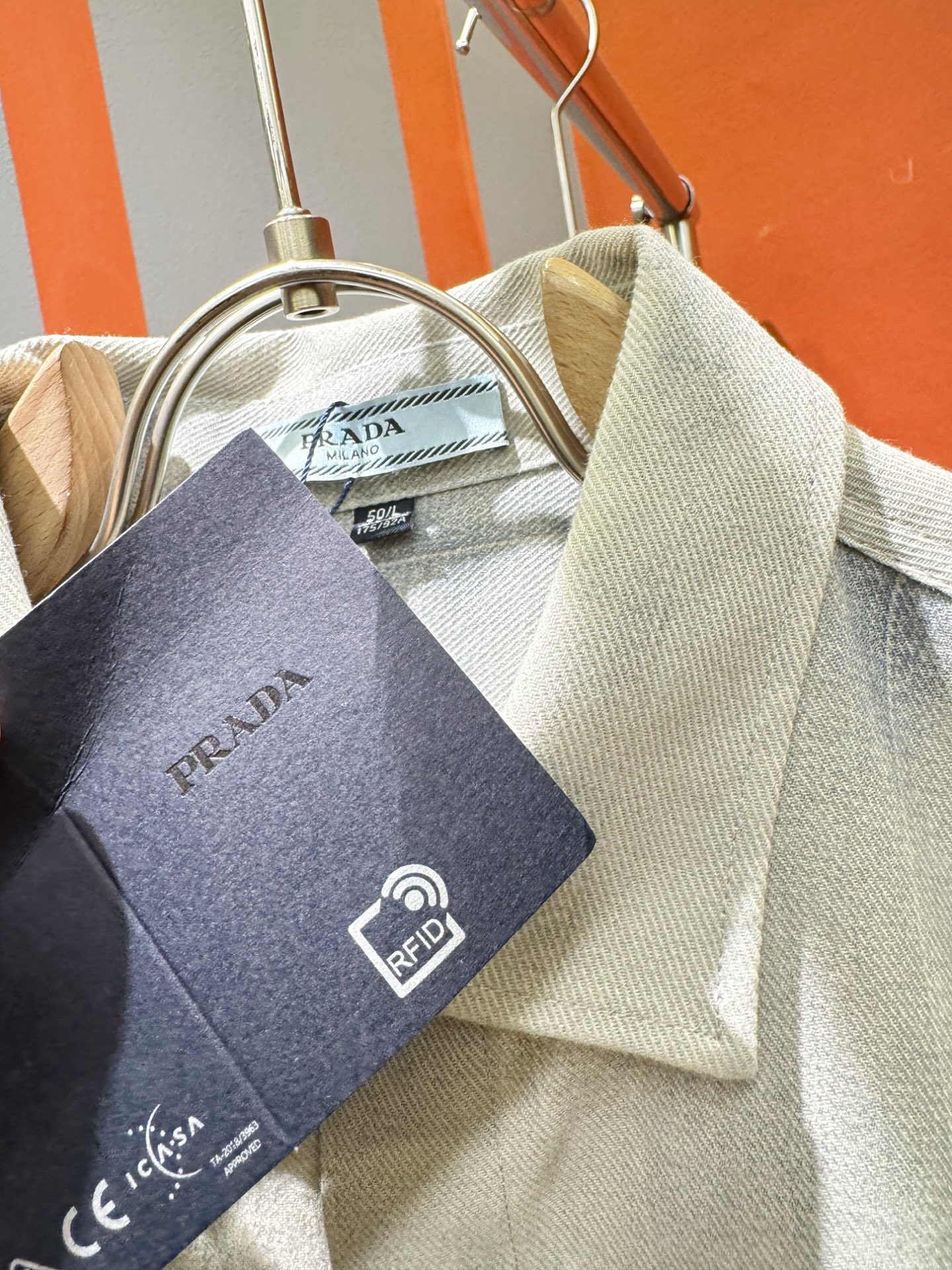 PRADA 普拉达 2025新款衬衫，贸易公司渠道稀出，领先官网发售！经典休闲衬衫搭配独特的设计，简洁干