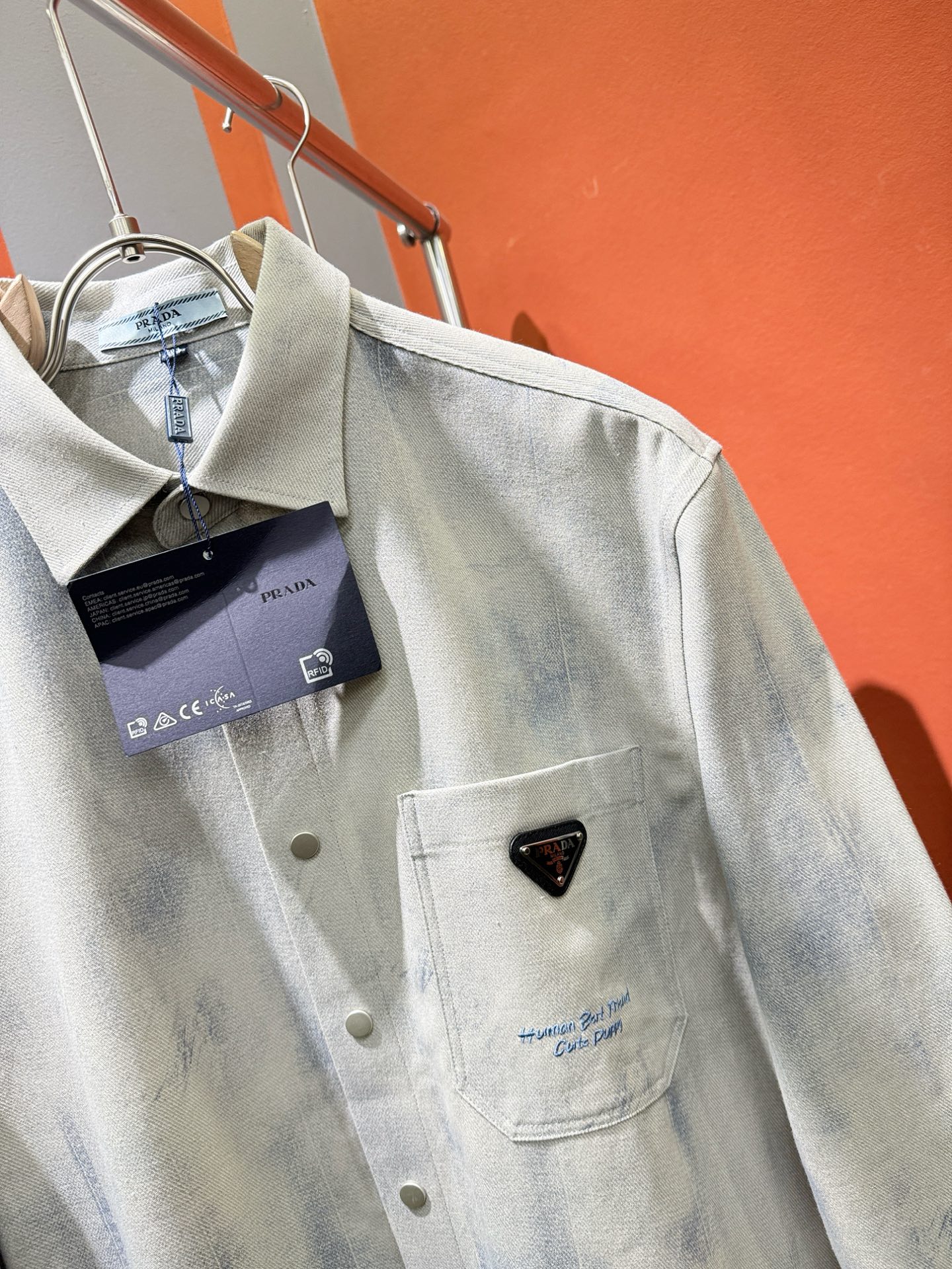 PRADA 普拉达 2025新款衬衫，贸易公司渠道稀出，领先官网发售！经典休闲衬衫搭配独特的设计，简洁干