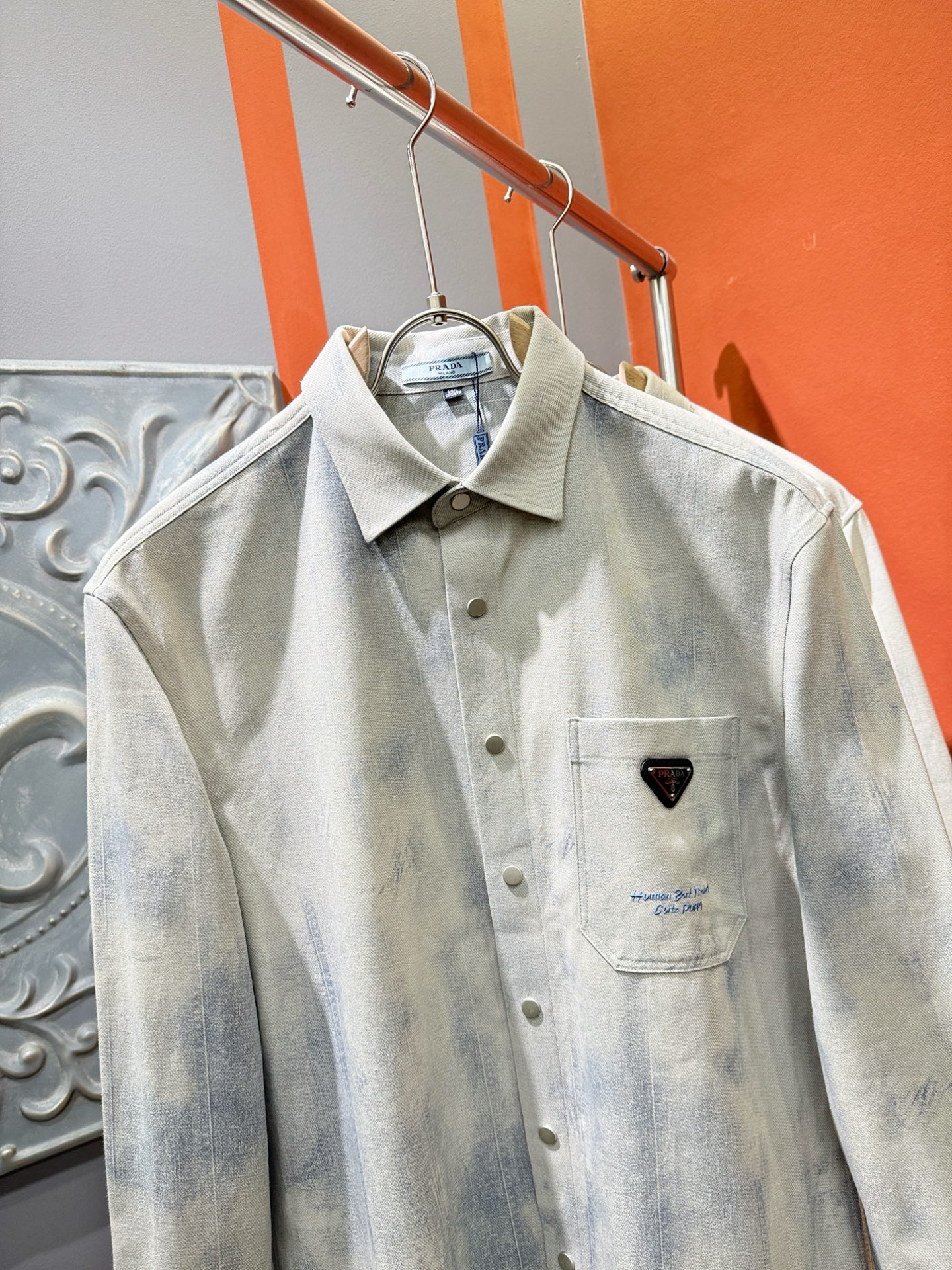 PRADA 普拉达 2025新款衬衫，贸易公司渠道稀出，领先官网发售！经典休闲衬衫搭配独特的设计，简洁干