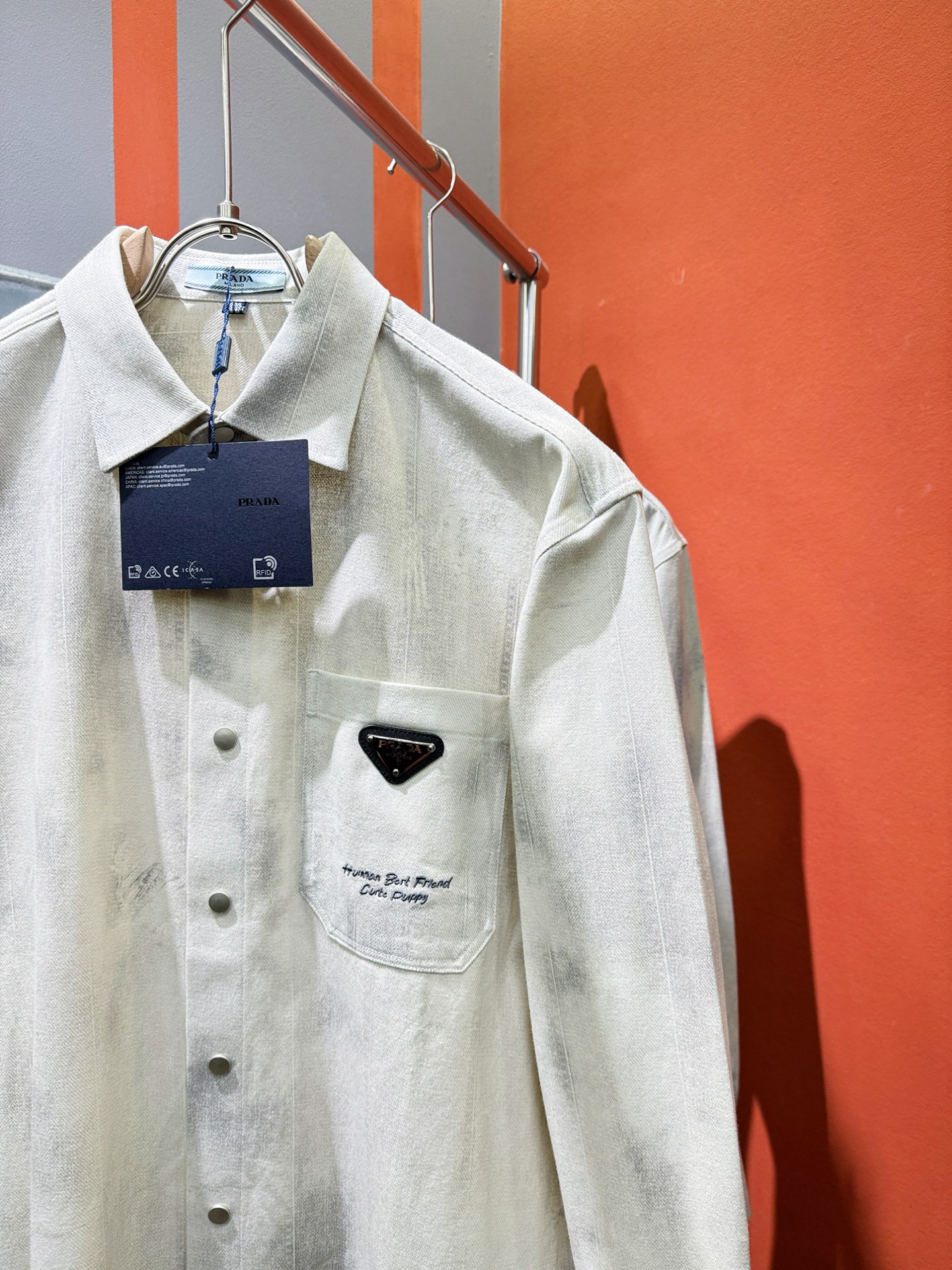 PRADA 普拉达 2025新款衬衫，贸易公司渠道稀出，领先官网发售！经典休闲衬衫搭配独特的设计，简洁干