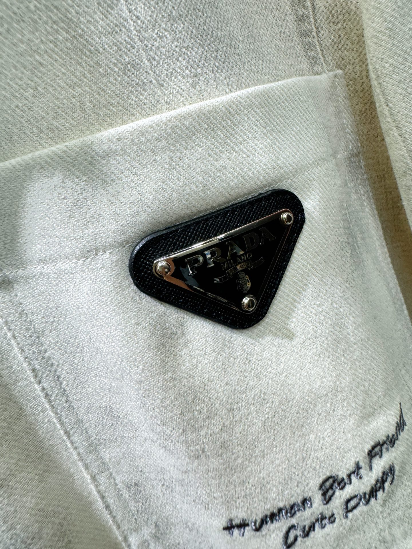 PRADA 普拉达 2025新款衬衫，贸易公司渠道稀出，领先官网发售！经典休闲衬衫搭配独特的设计，简洁干