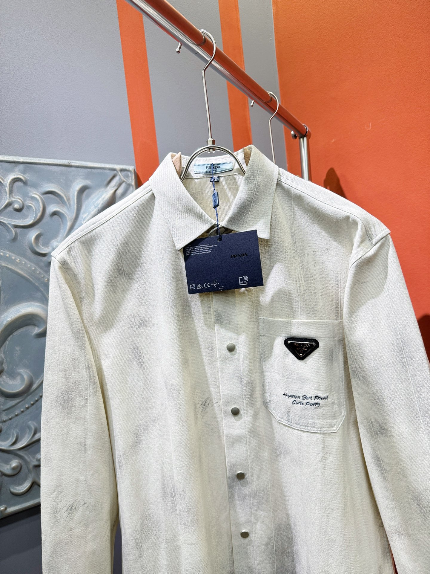 PRADA 普拉达 2025新款衬衫，贸易公司渠道稀出，领先官网发售！经典休闲衬衫搭配独特的设计，简洁干