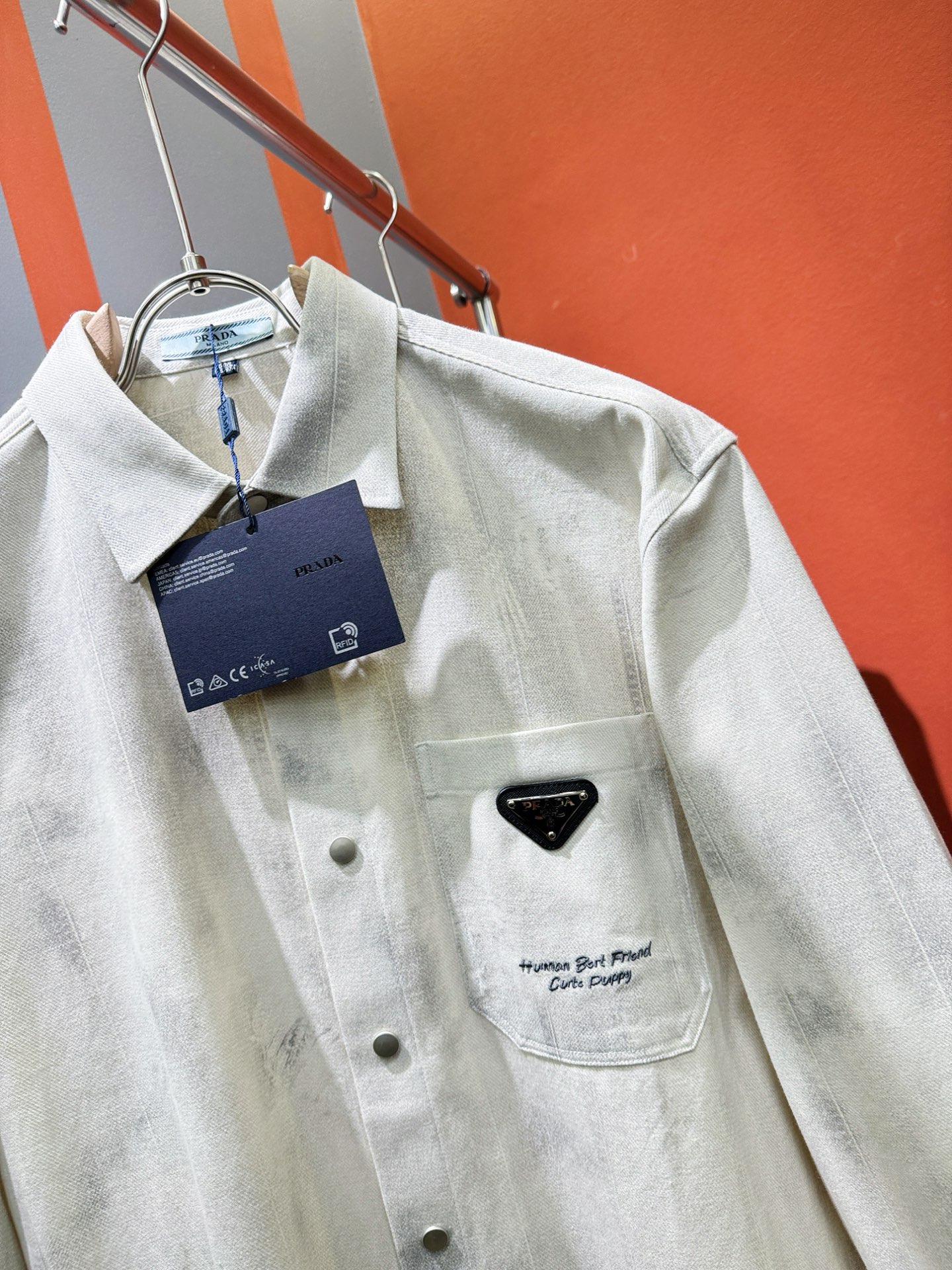 PRADA 普拉达 2025新款衬衫，贸易公司渠道稀出，领先官网发售！经典休闲衬衫搭配独特的设计，简洁干